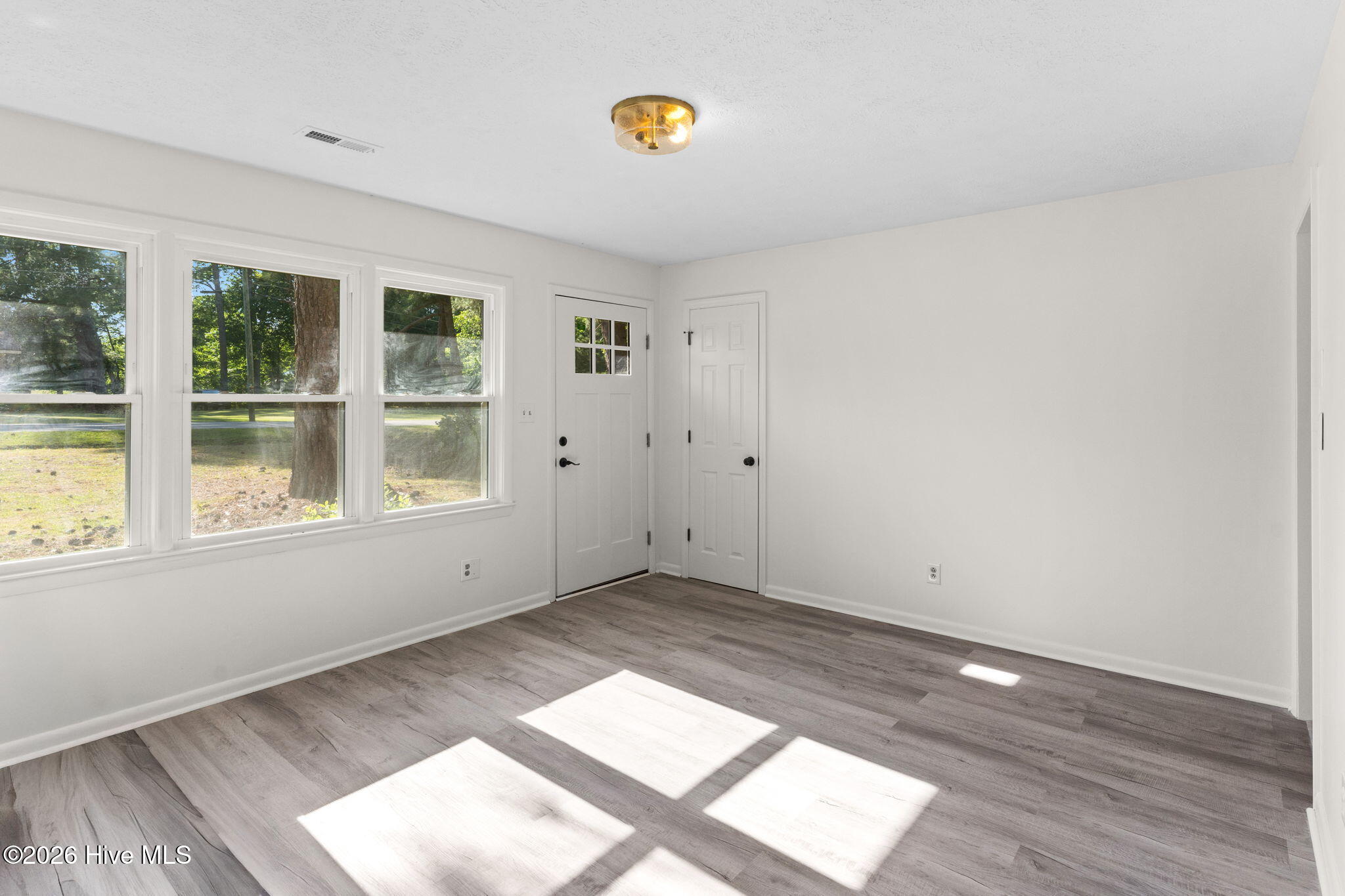 146 Forest Drive W Property Photo 6