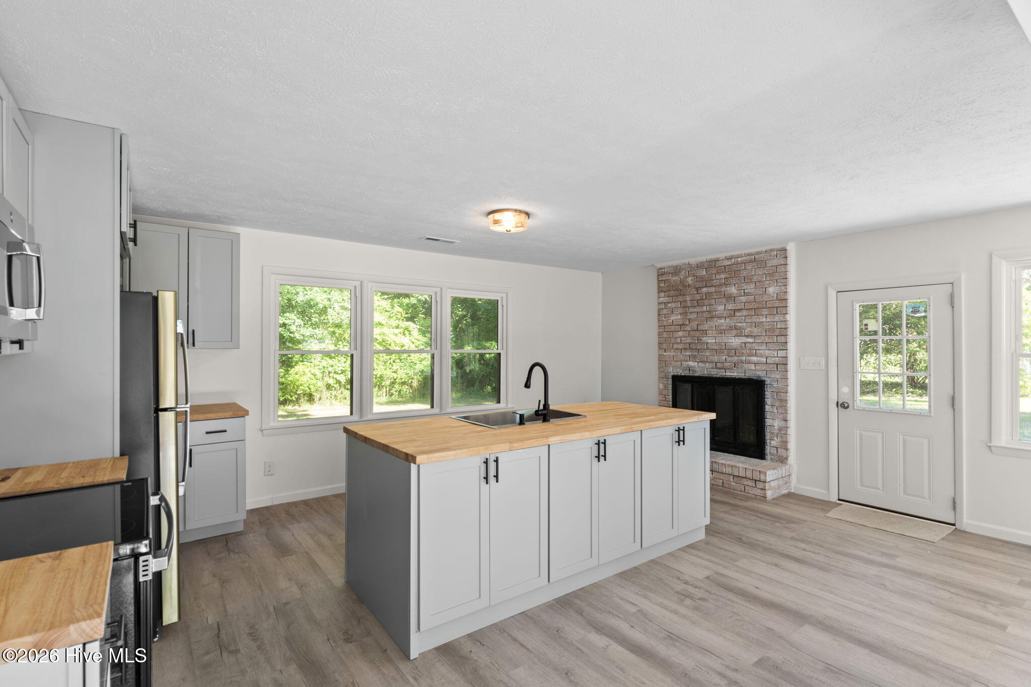 146 Forest Drive W Property Photo 8