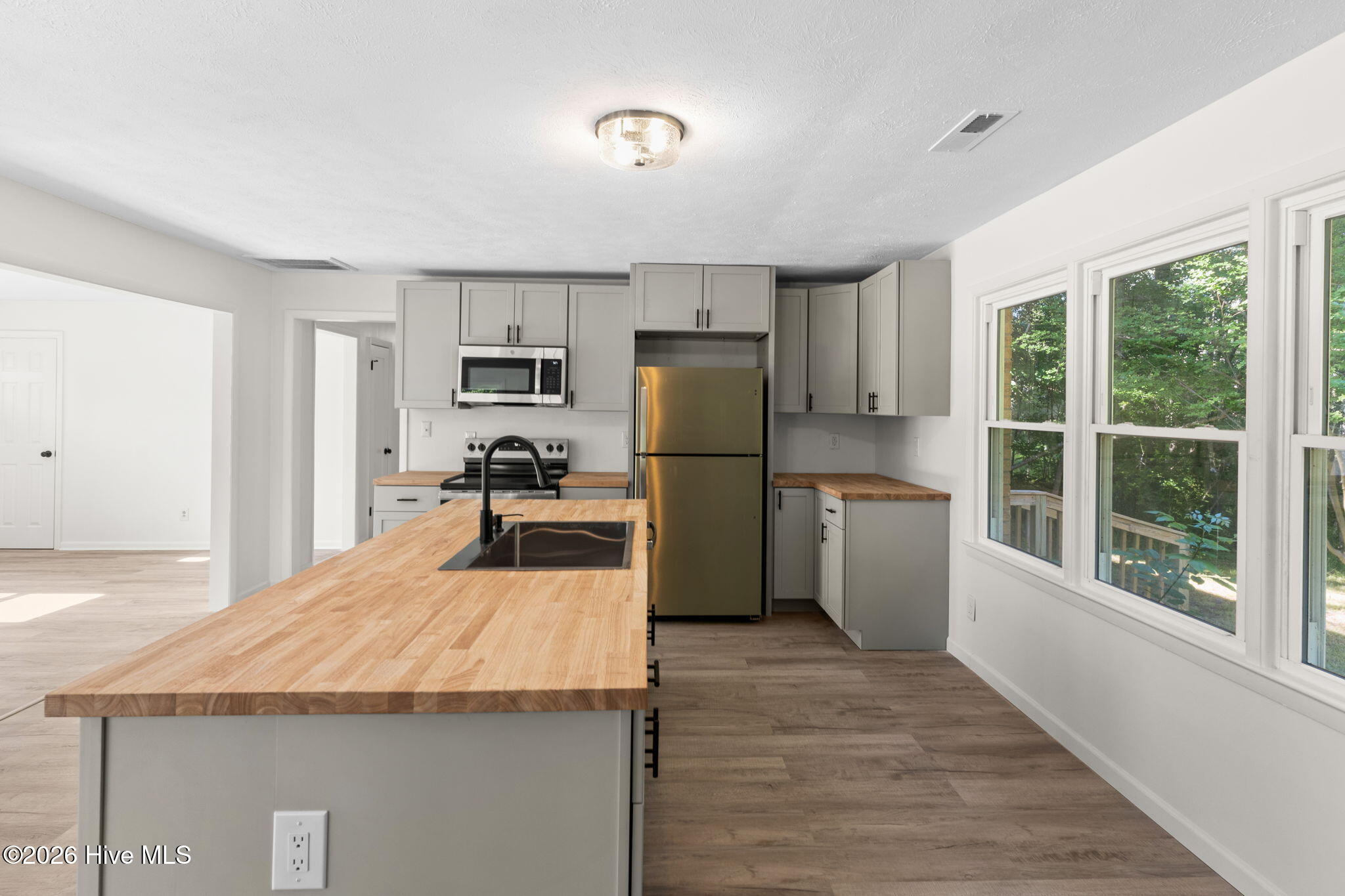 146 Forest Drive W Property Photo 9