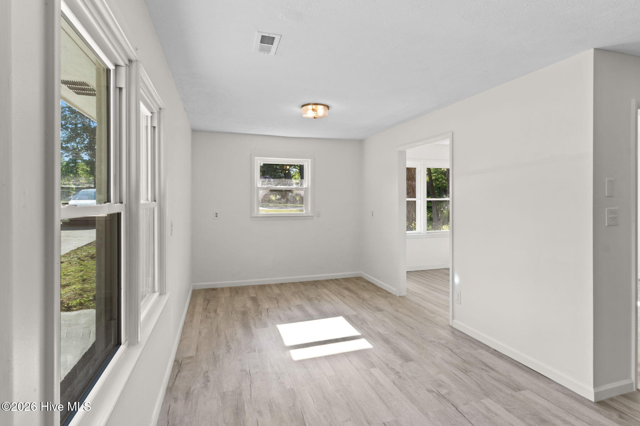 146 Forest Drive W Property Photo 12