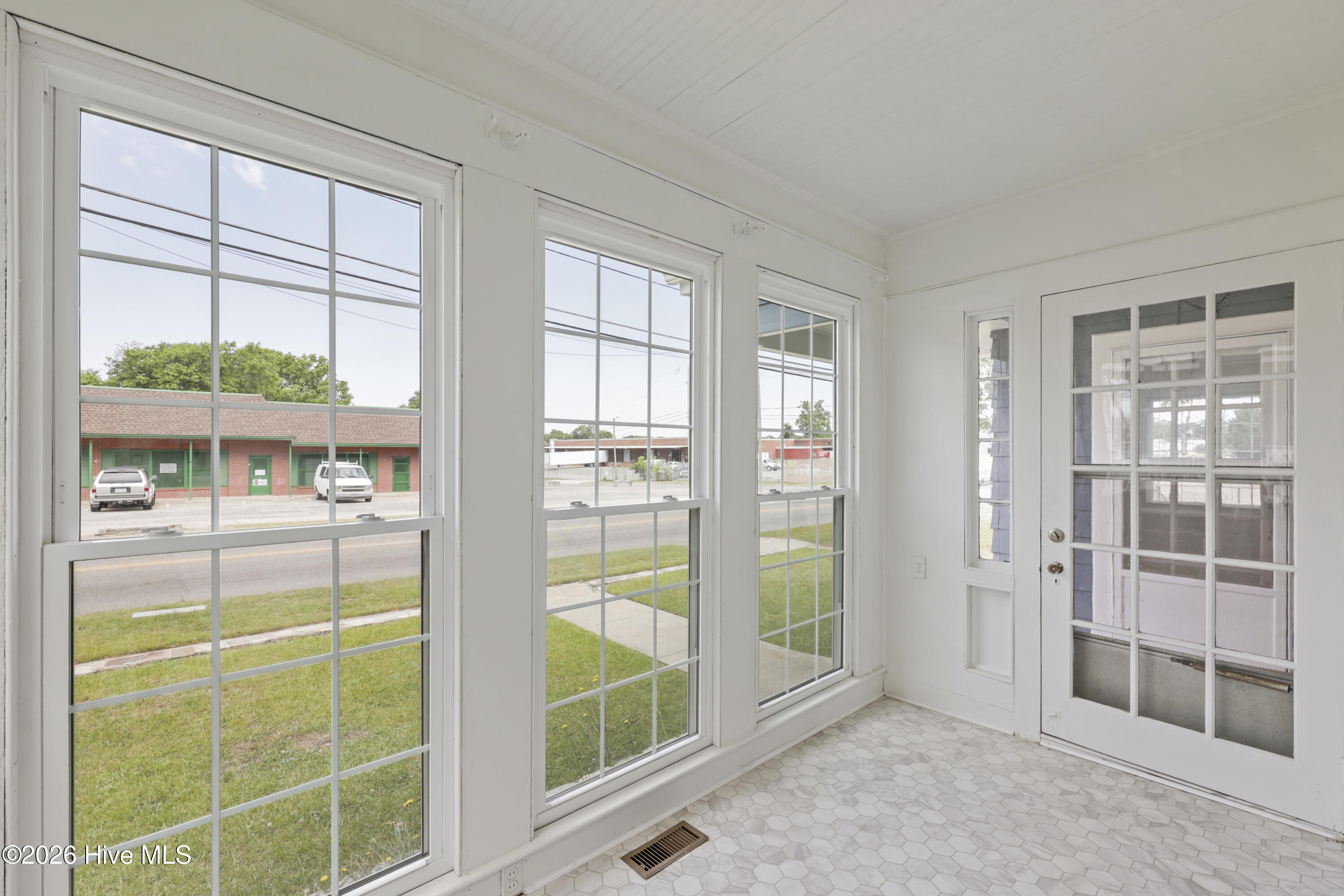 412 N George Street Property Photo 5
