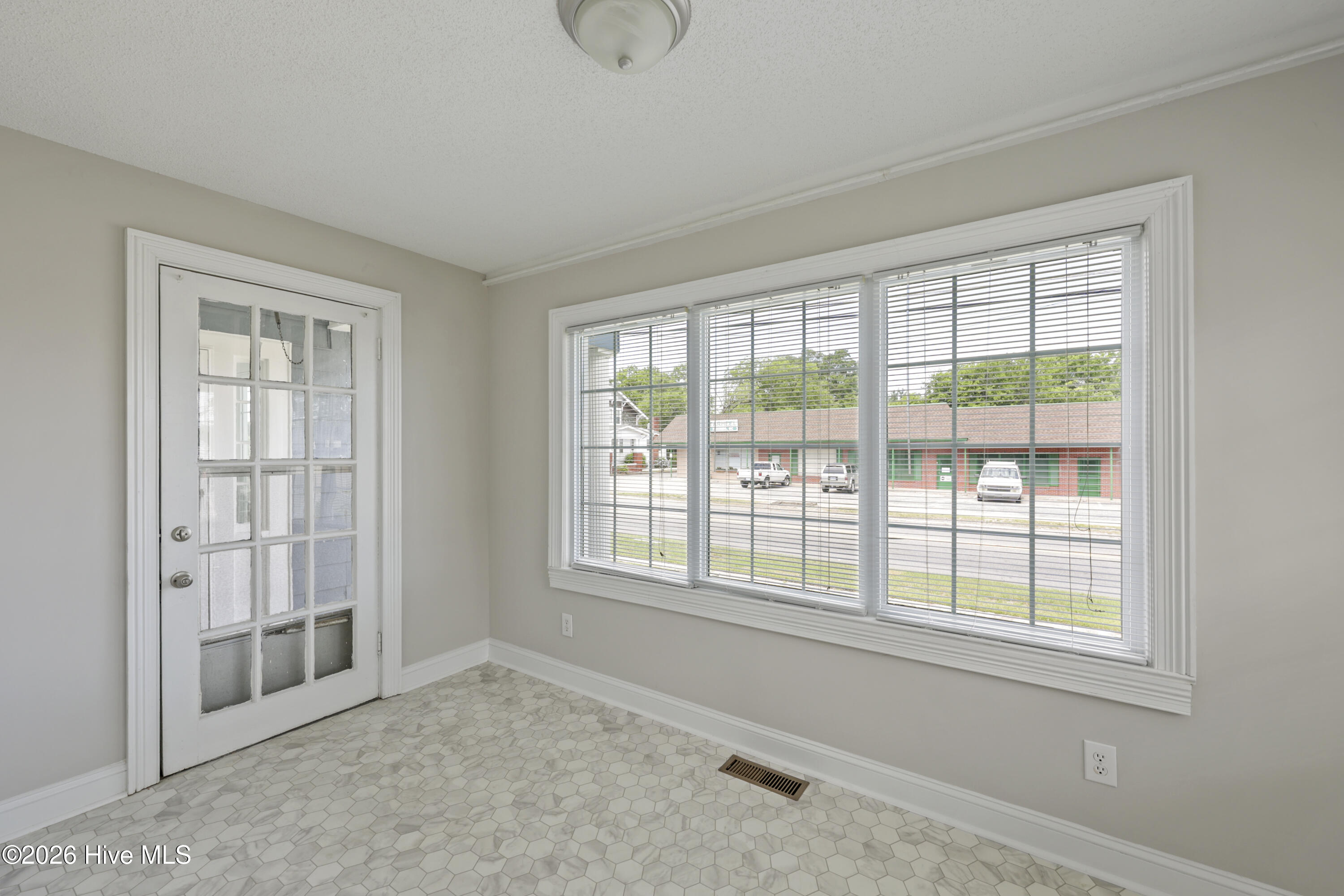 412 N George Street Property Photo 8