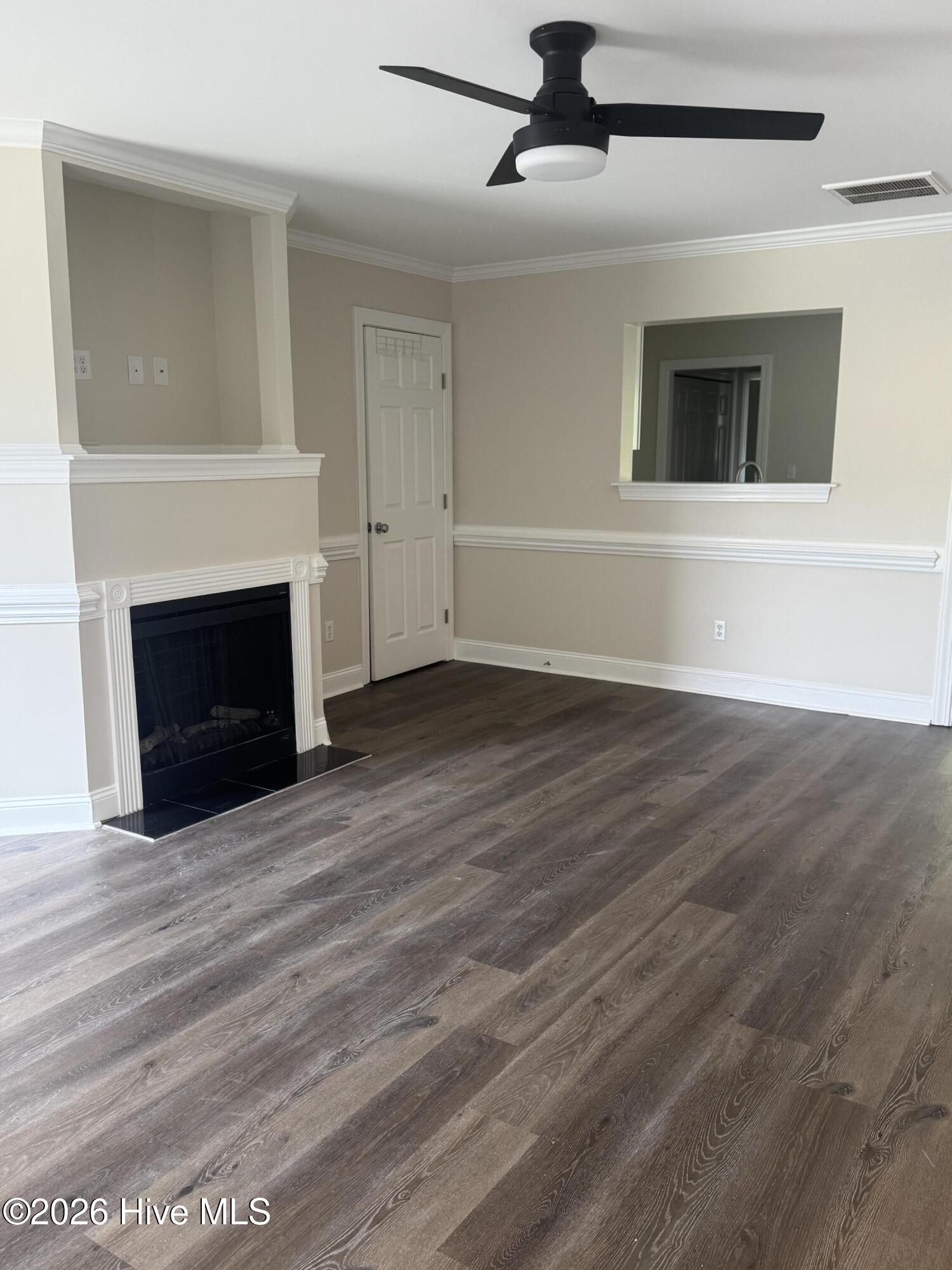 2055 Cambria Drive B Property Photo 3