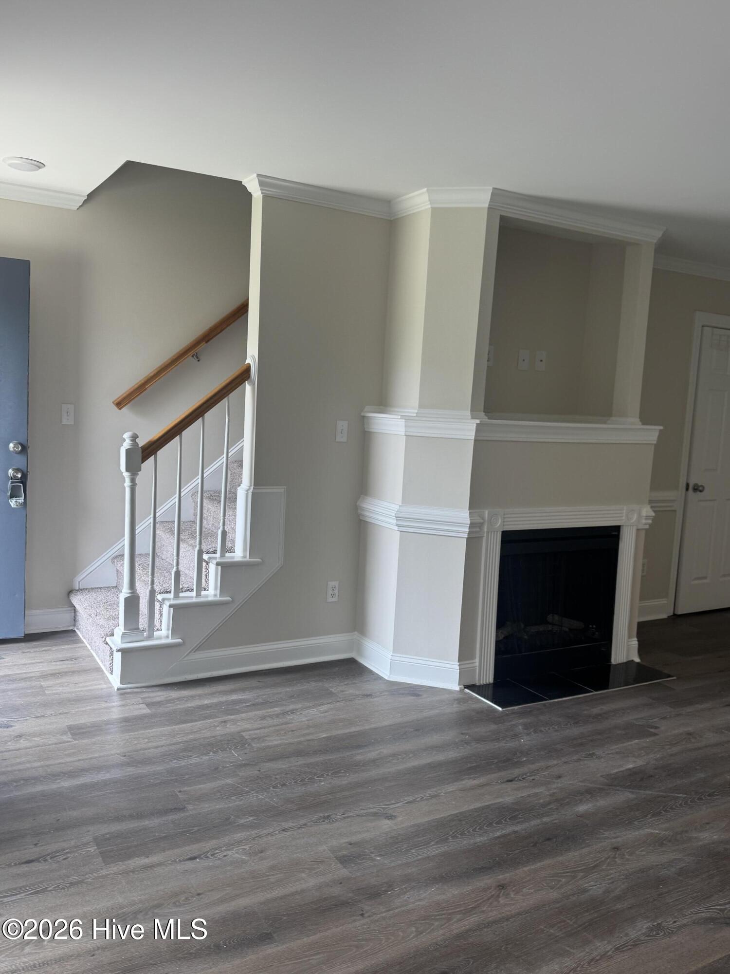 2055 Cambria Drive B Property Photo 4