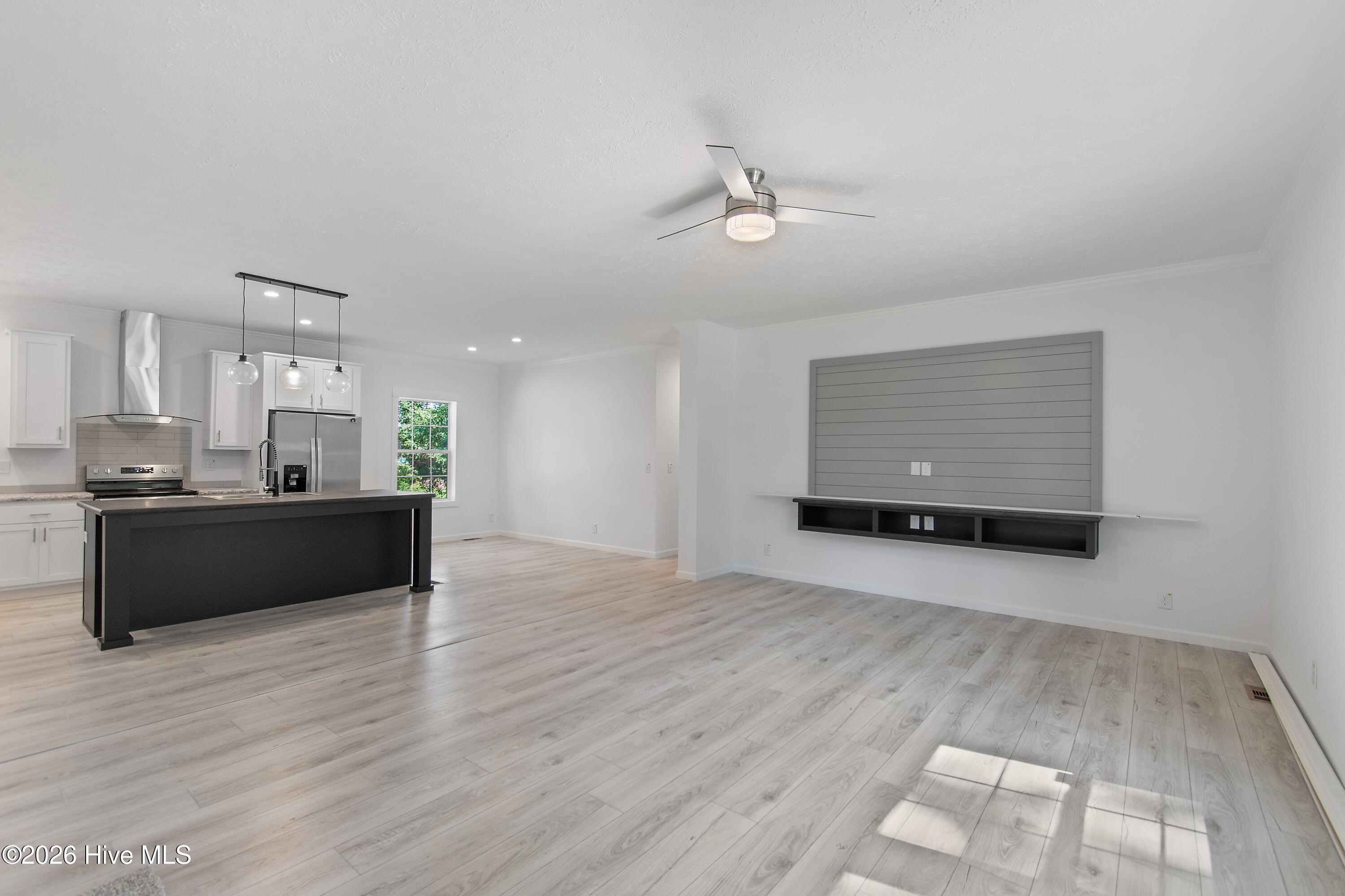 1869 Mission Hills Drive Property Photo 3