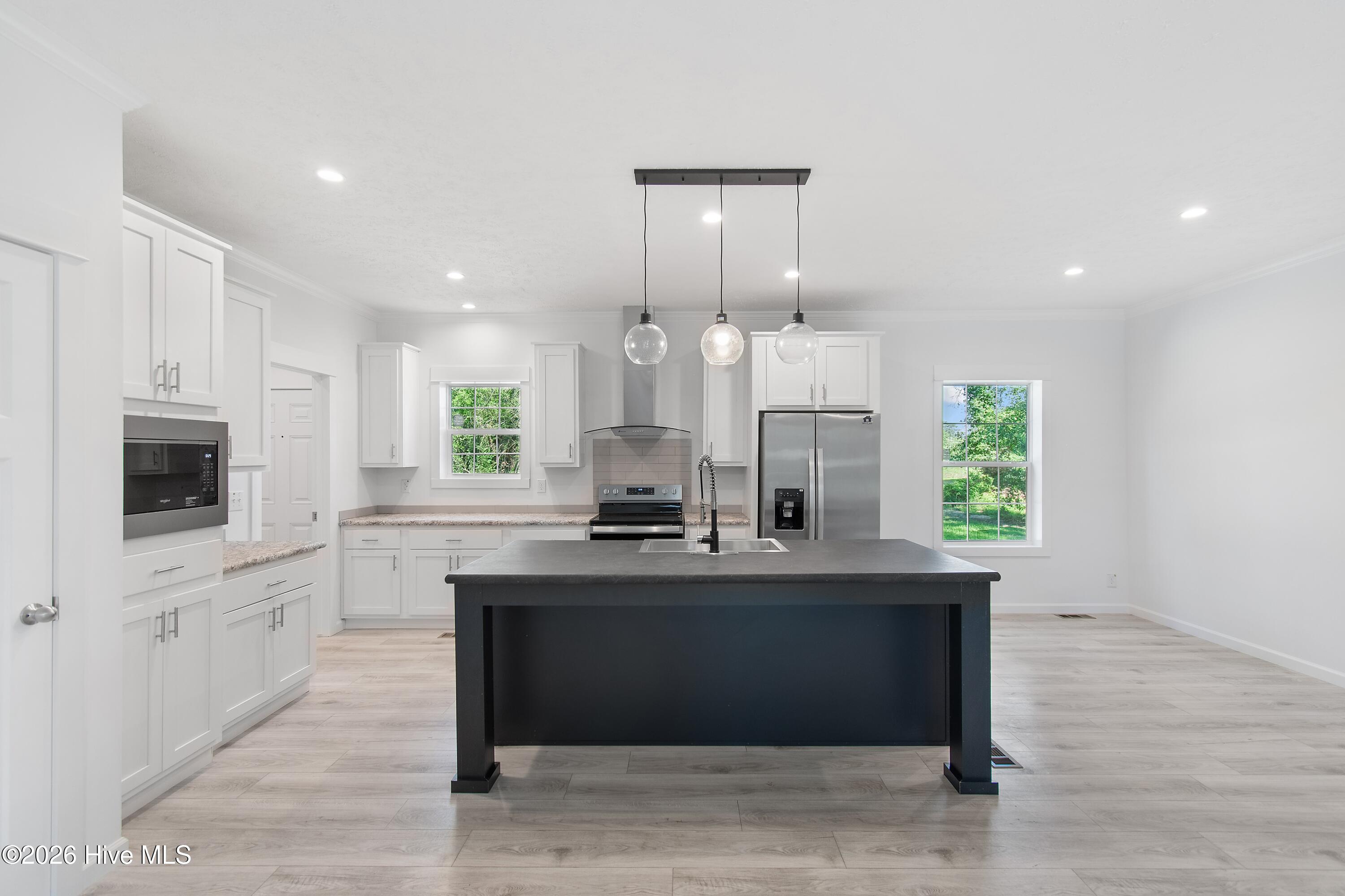 1869 Mission Hills Drive Property Photo 4