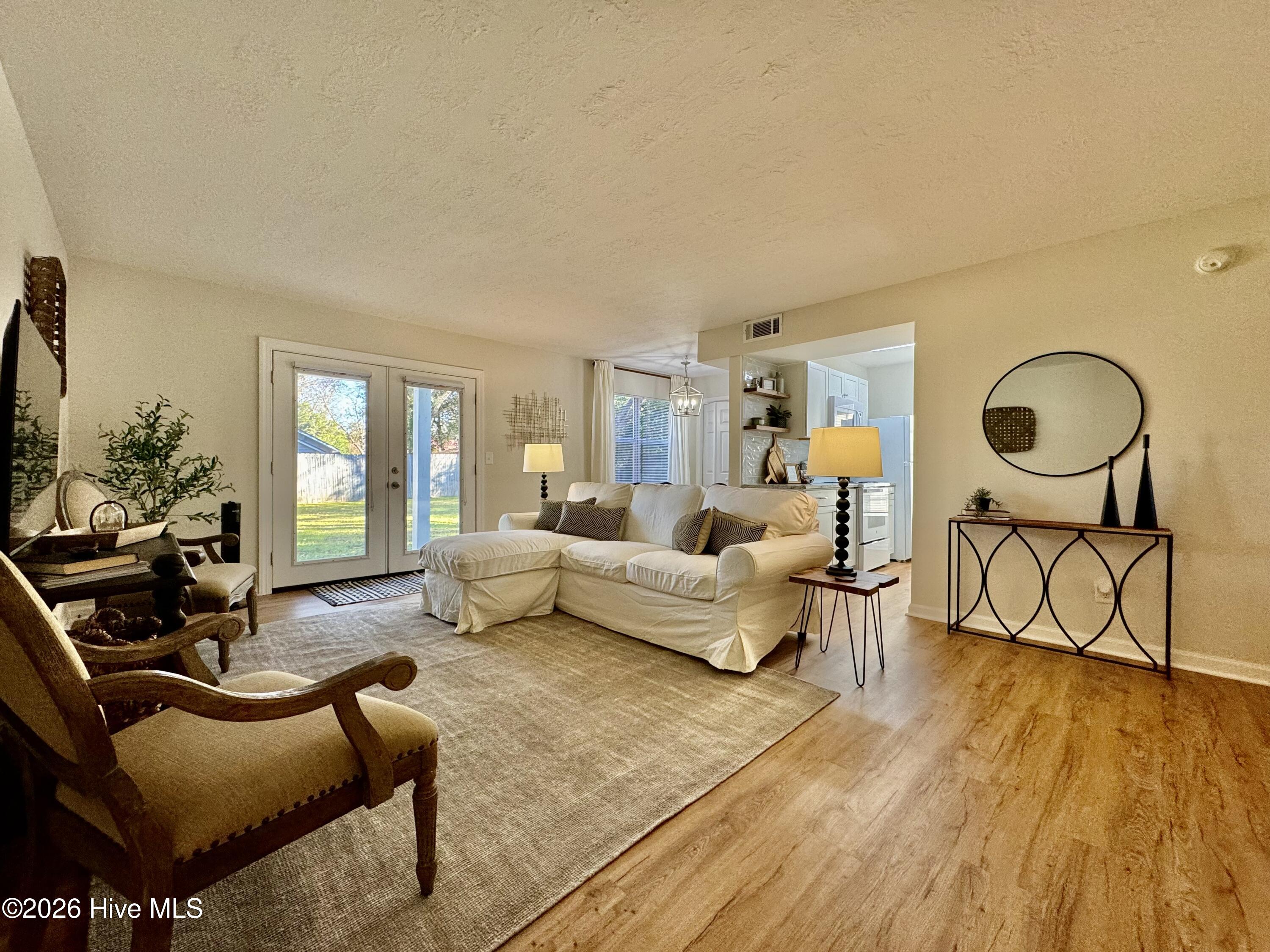 533 Grant Avenue B Property Photo 6