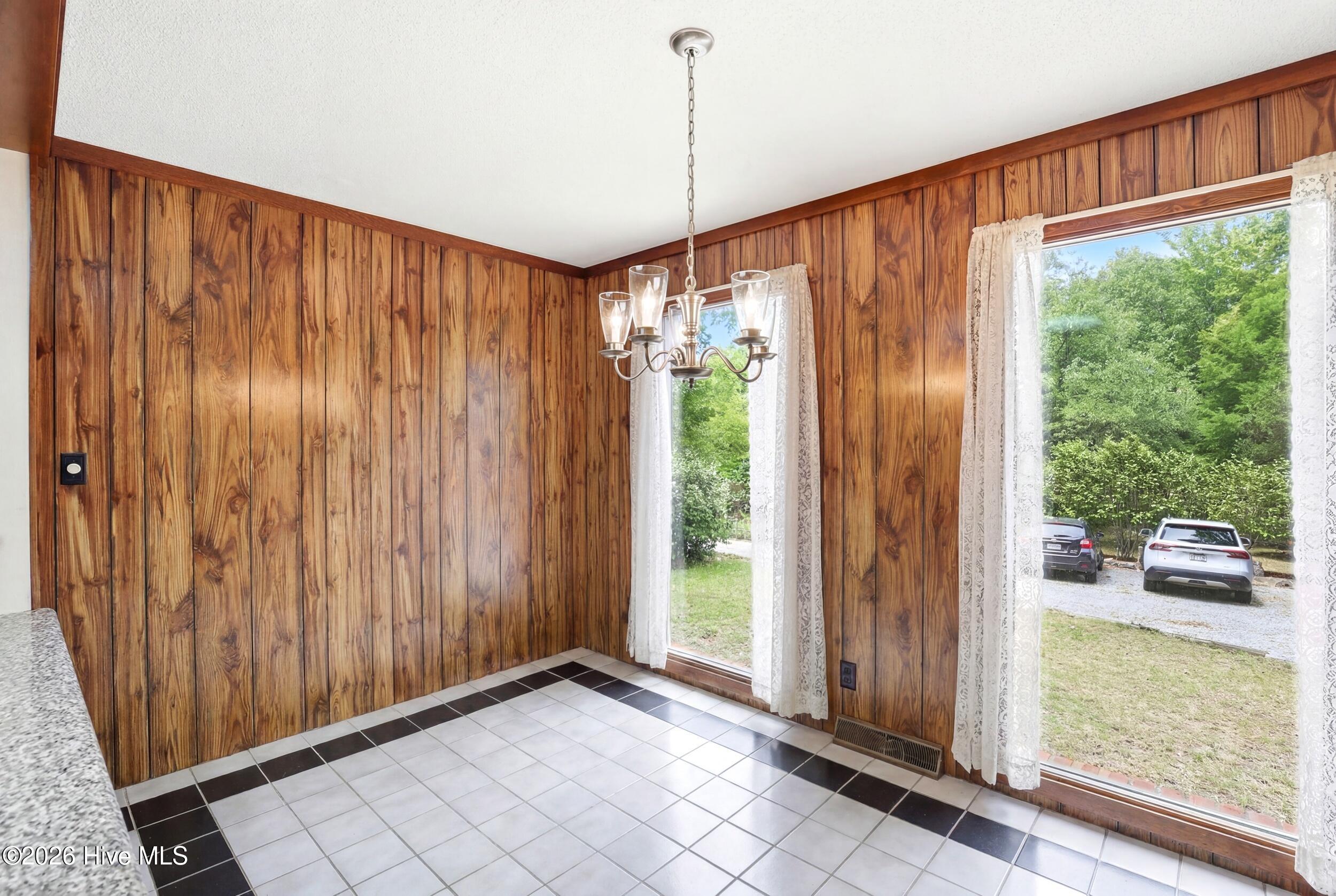 423 E Creekview Drive Property Photo 12