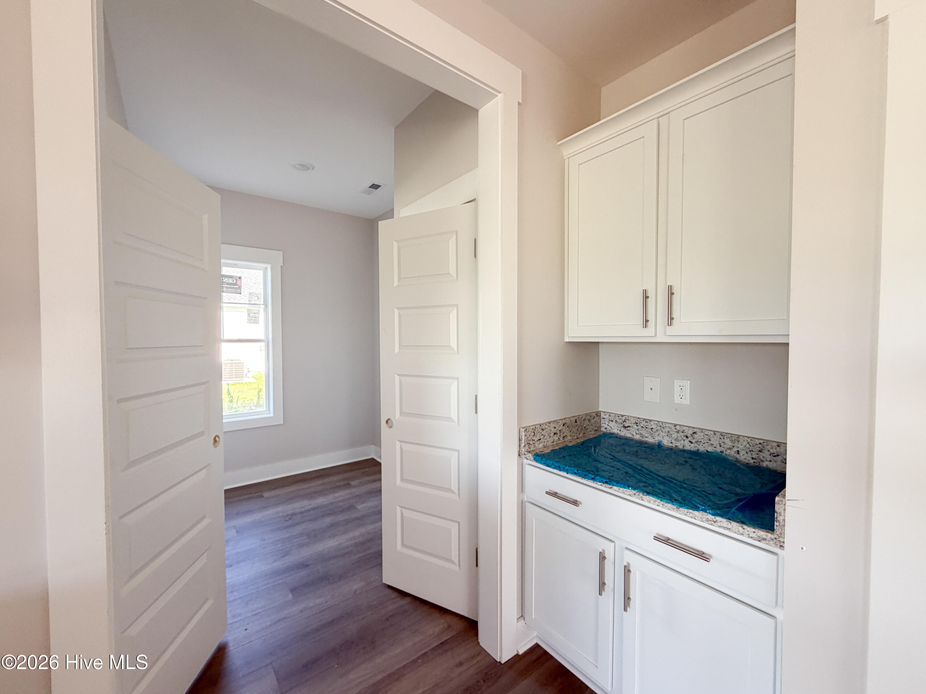 506 E Black Water Lane Property Photo 6