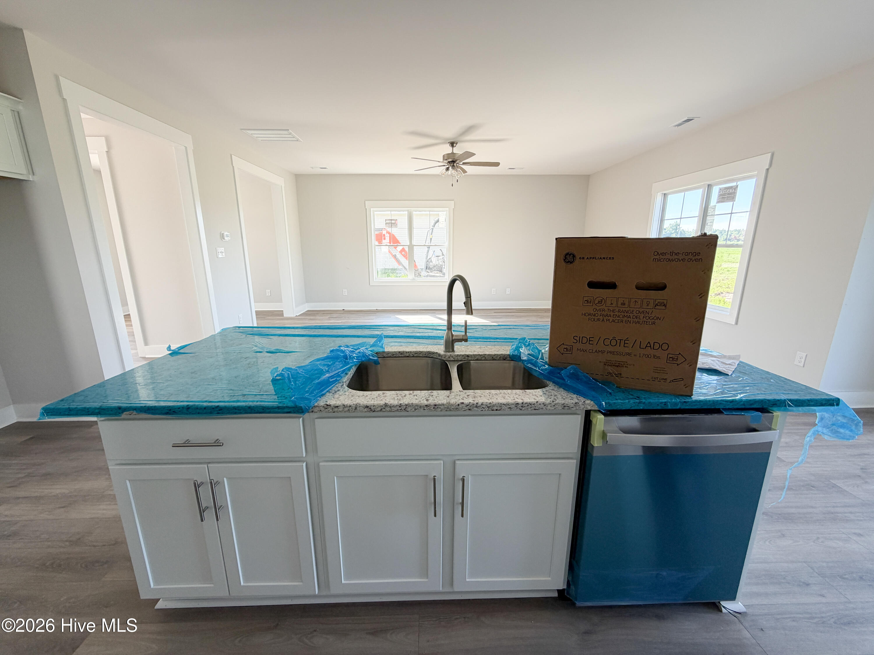 506 E Black Water Lane Property Photo 8