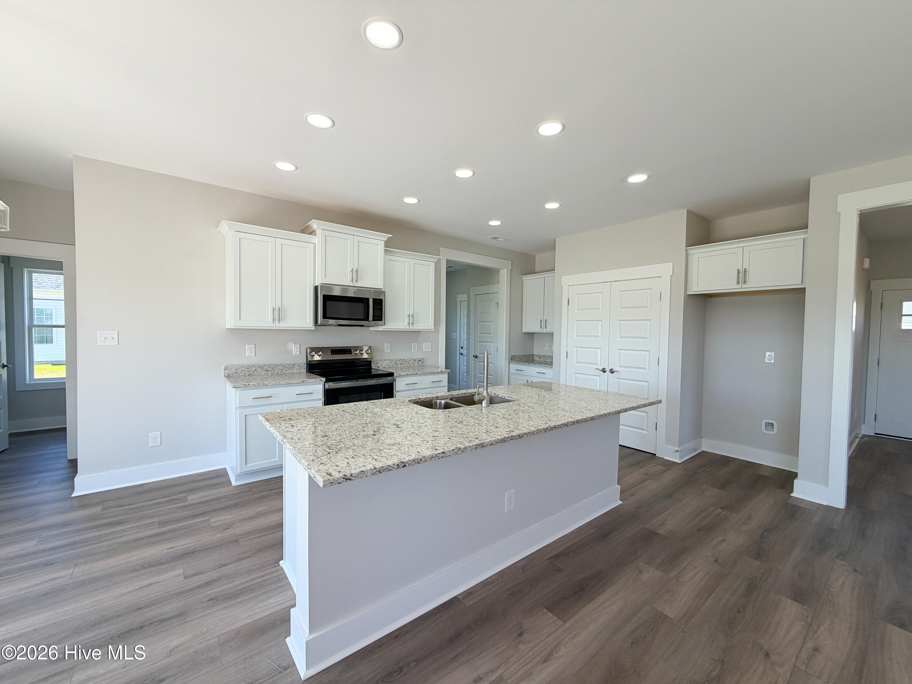 506 E Black Water Lane Property Photo 9