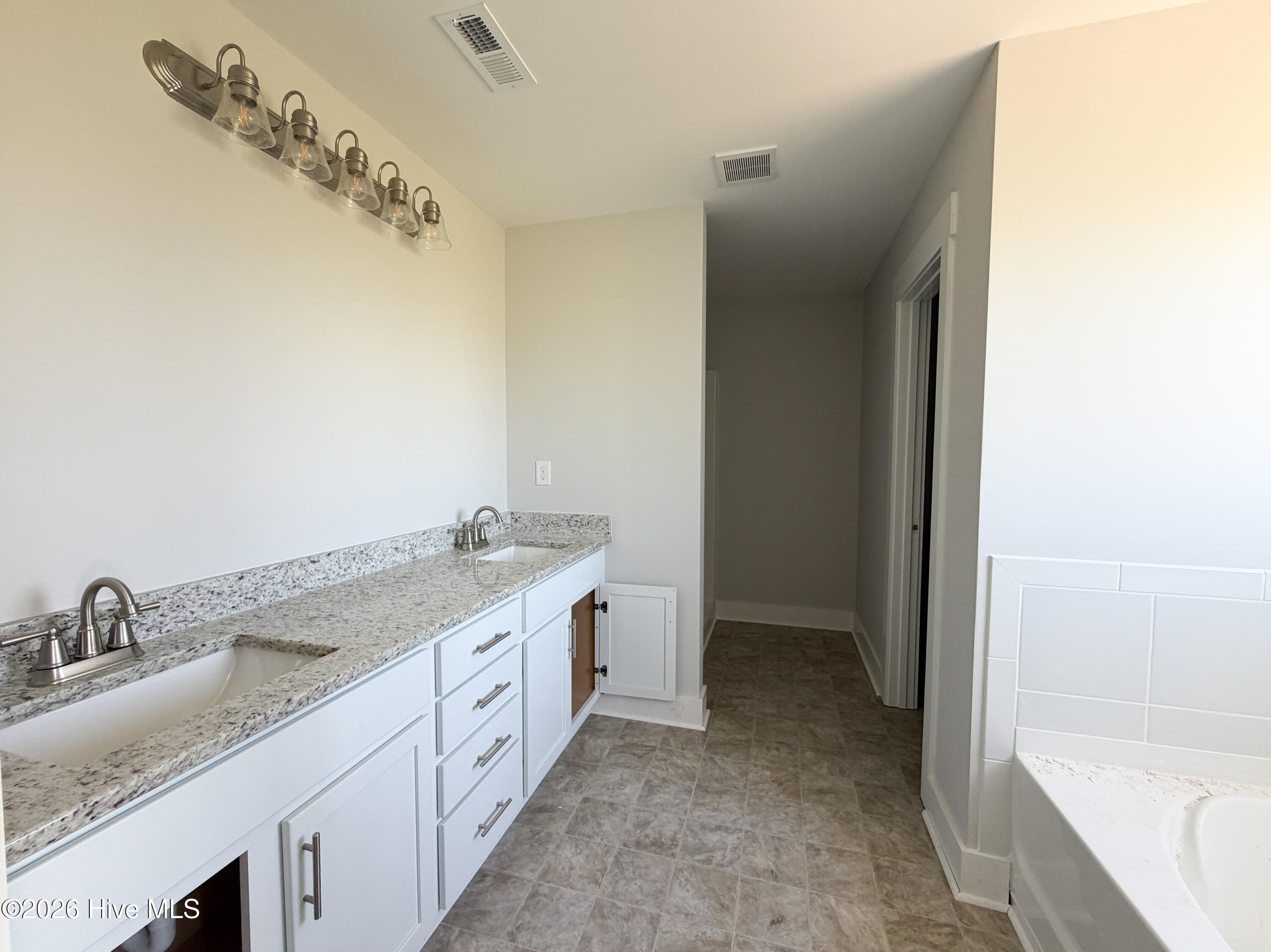 506 E Black Water Lane Property Photo 13