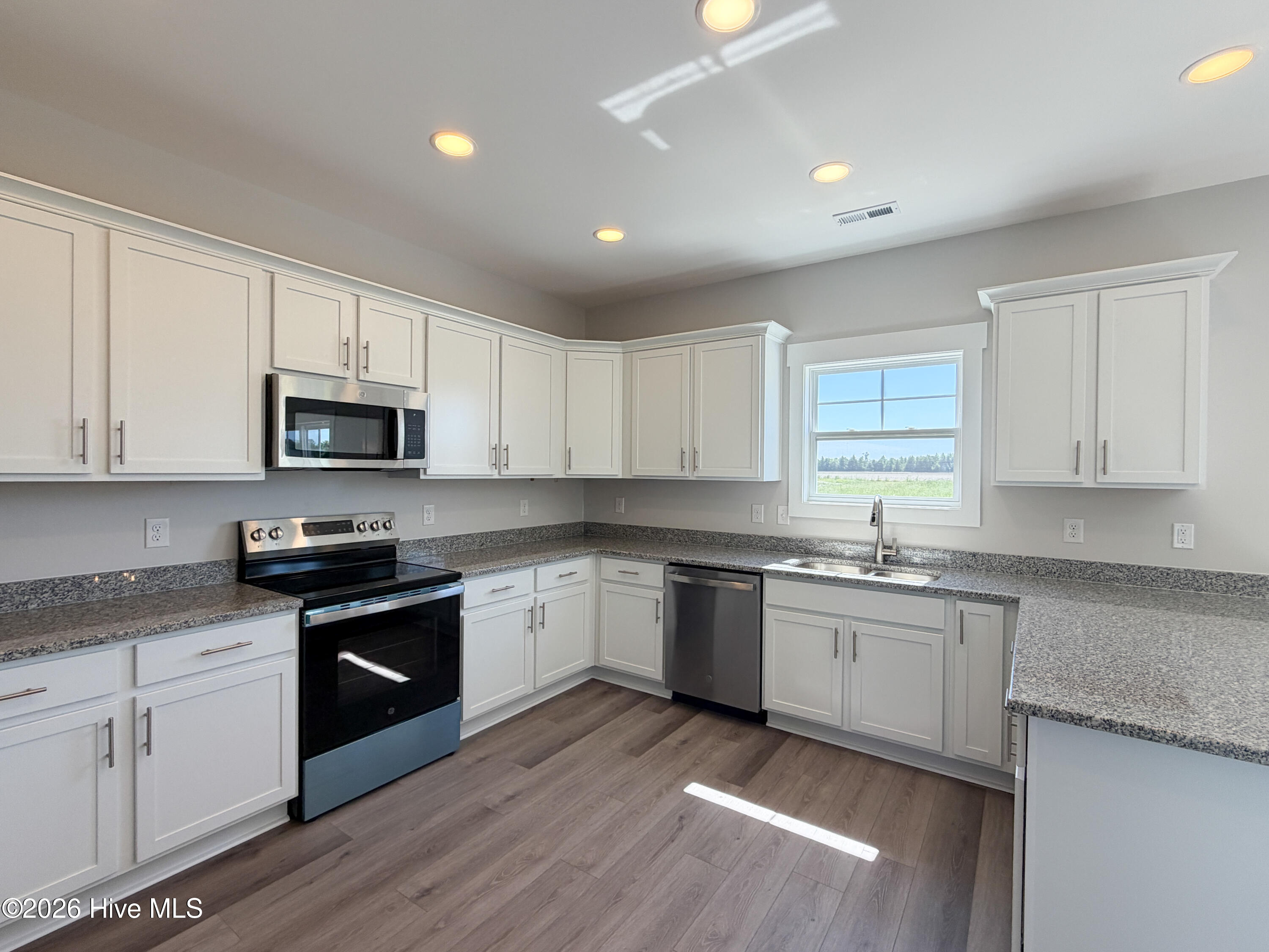 510 E Black Water Lane Property Photo 8