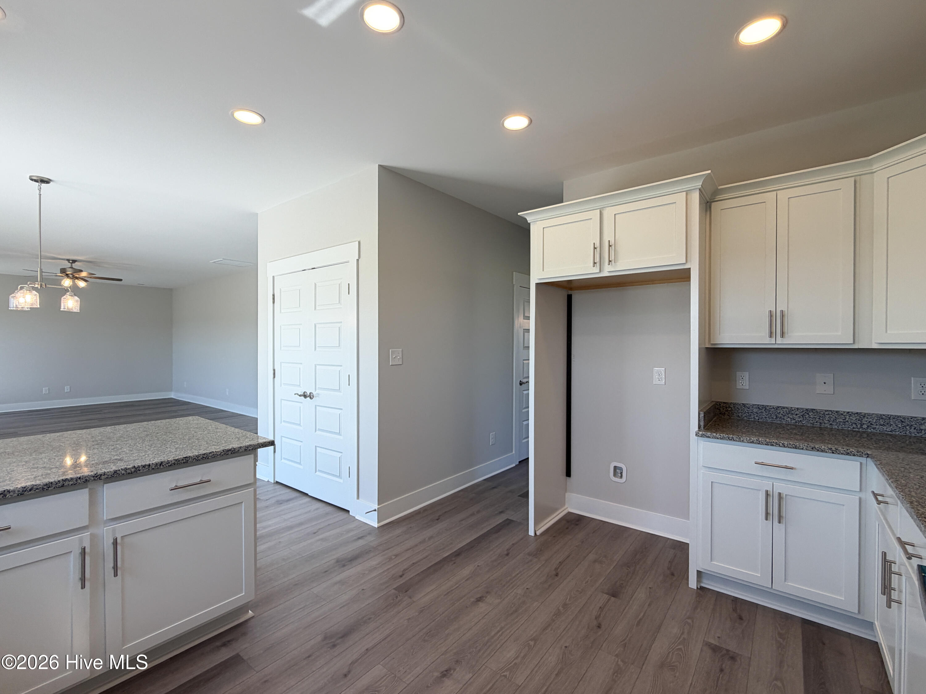 510 E Black Water Lane Property Photo 9