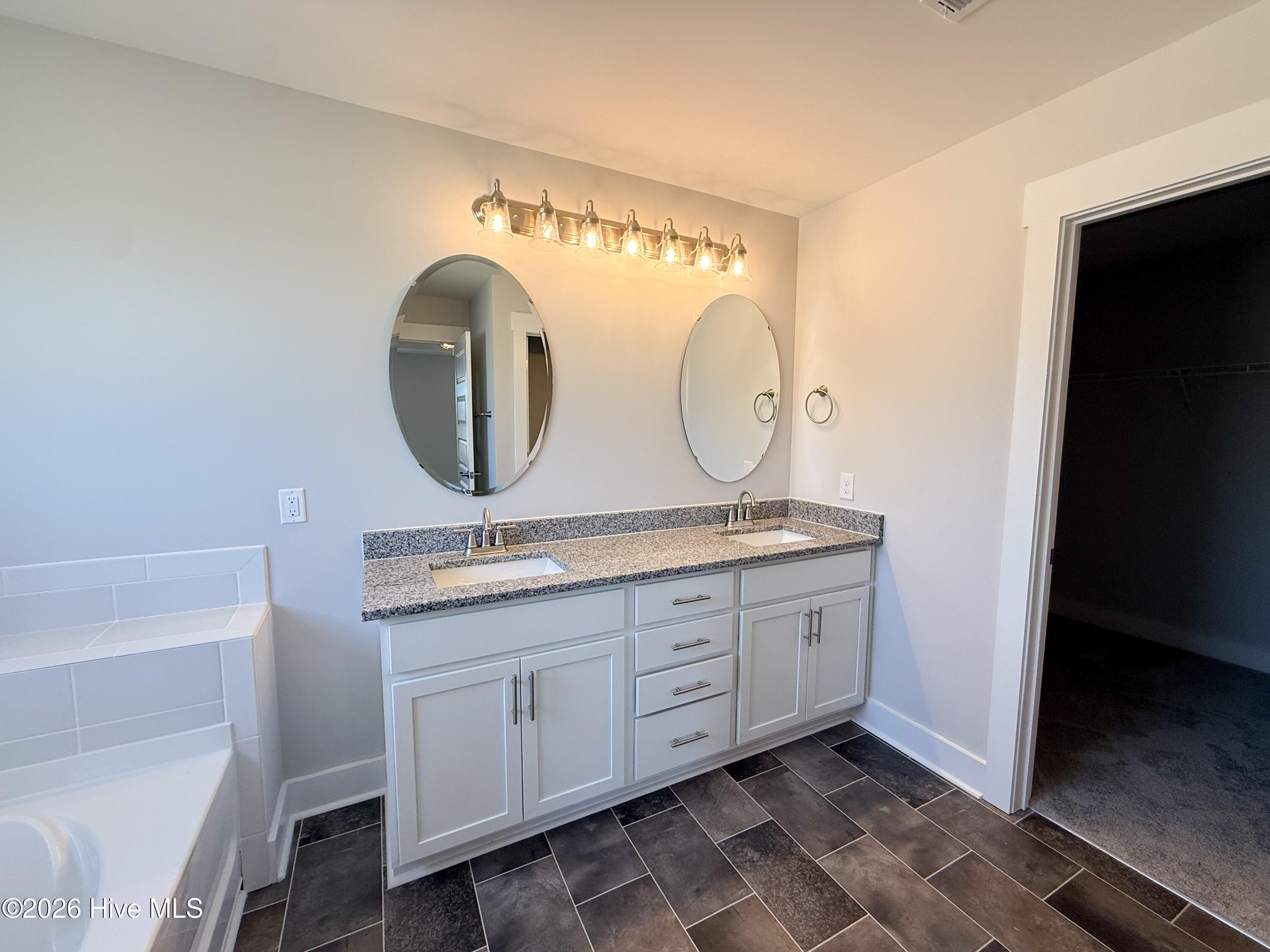 510 E Black Water Lane Property Photo 17