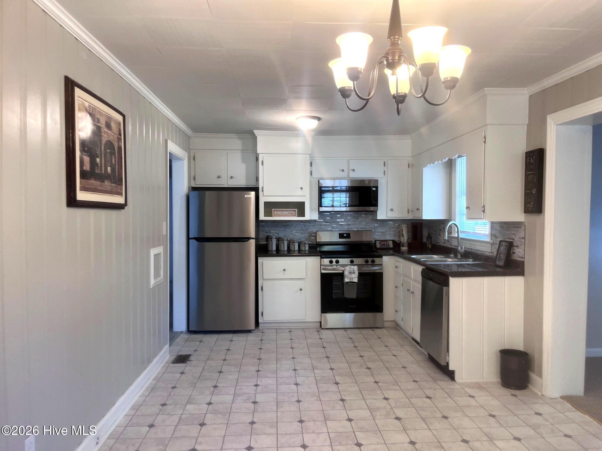 2521 Gwen Street Property Photo 6