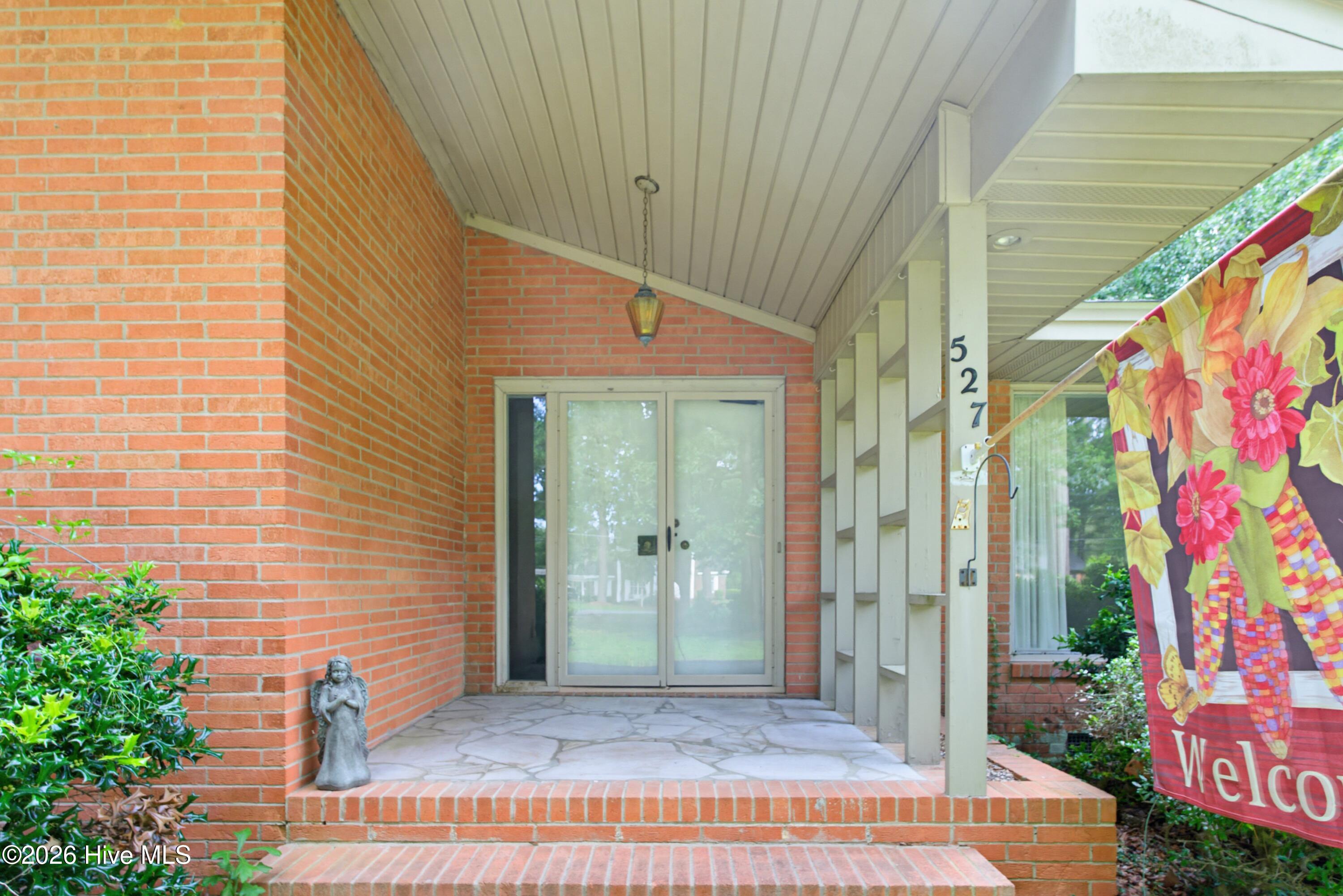 527 Edgewood Circle Property Photo 2