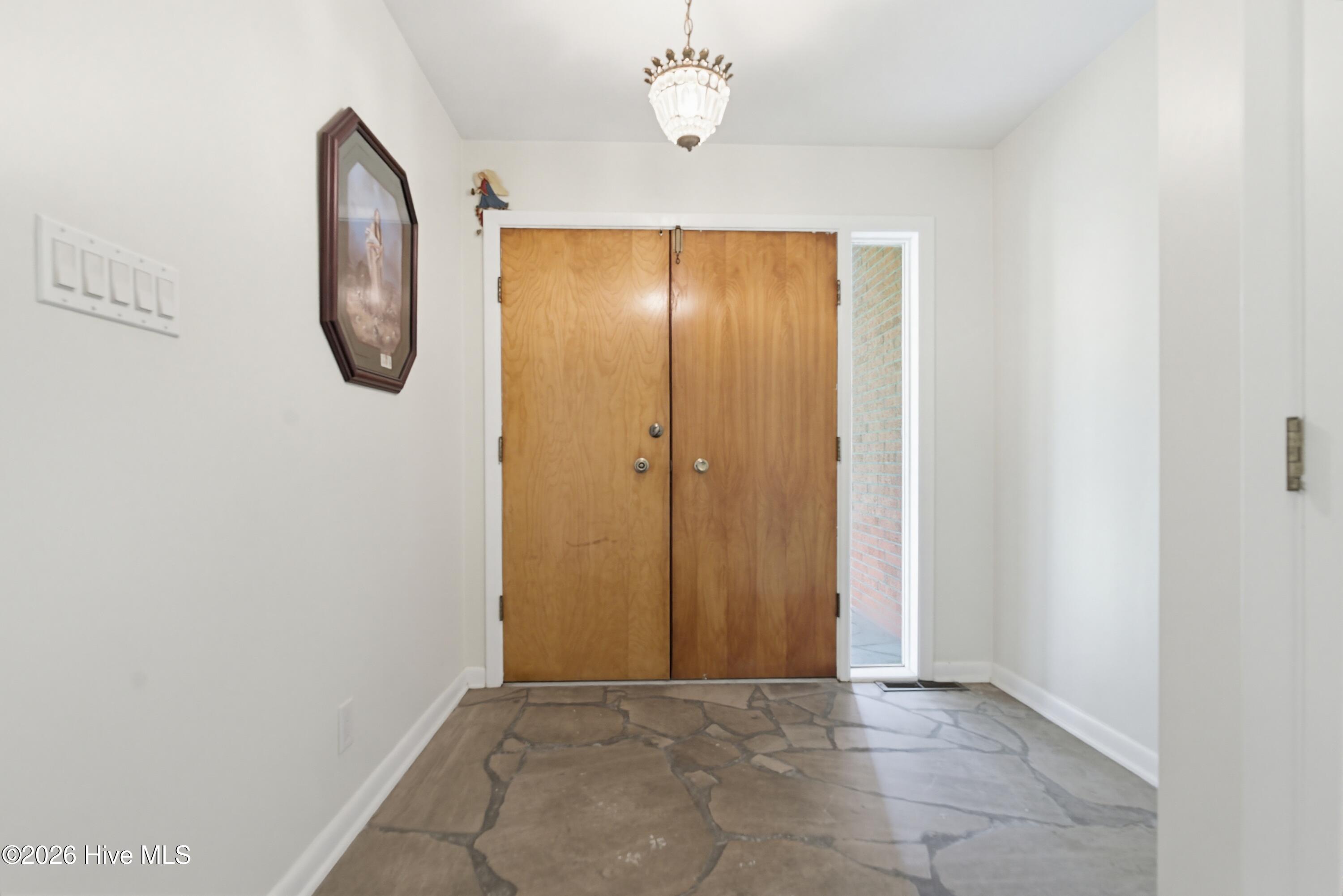 527 Edgewood Circle Property Photo 3