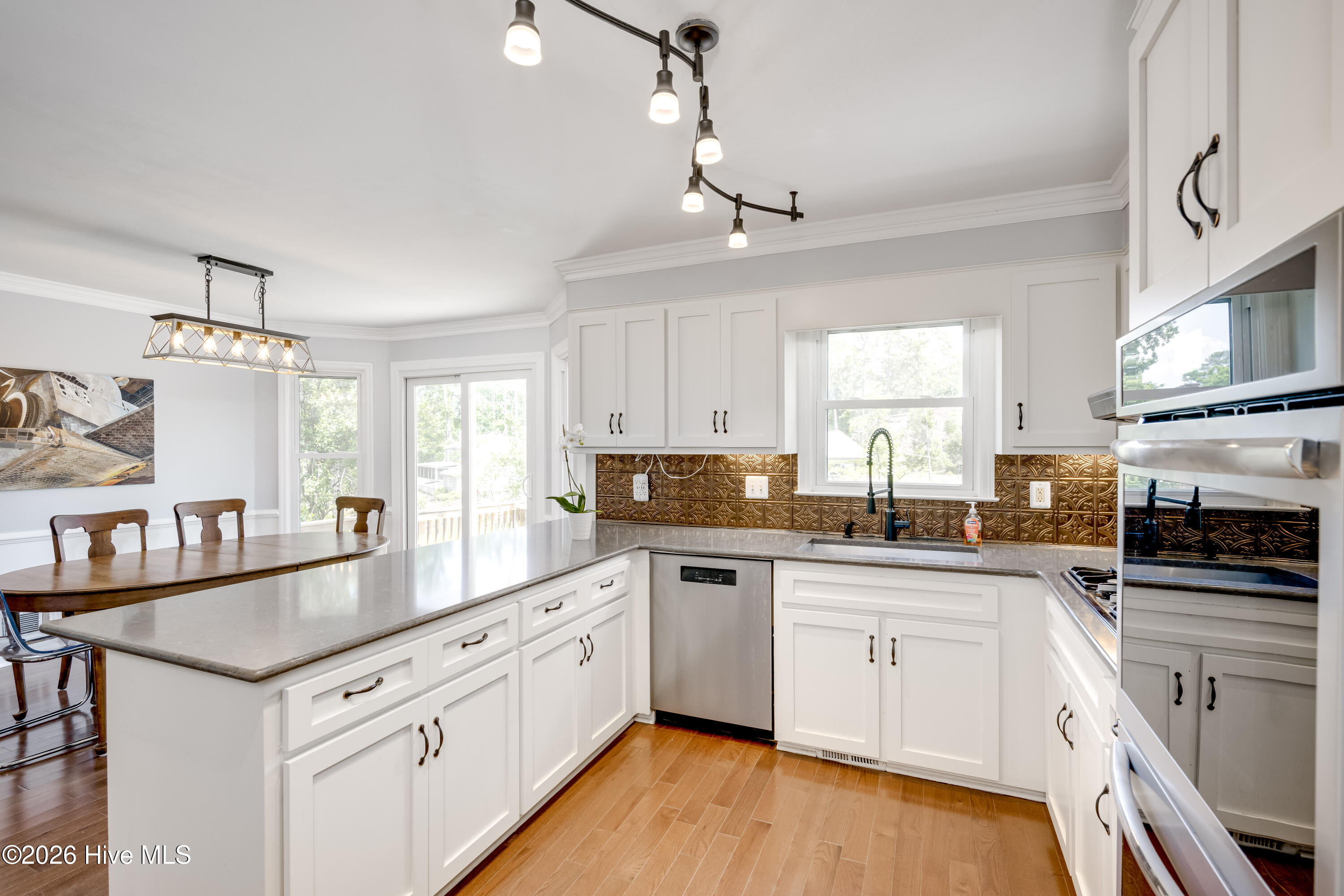 4198 Knollcrest Circle N Property Photo 18