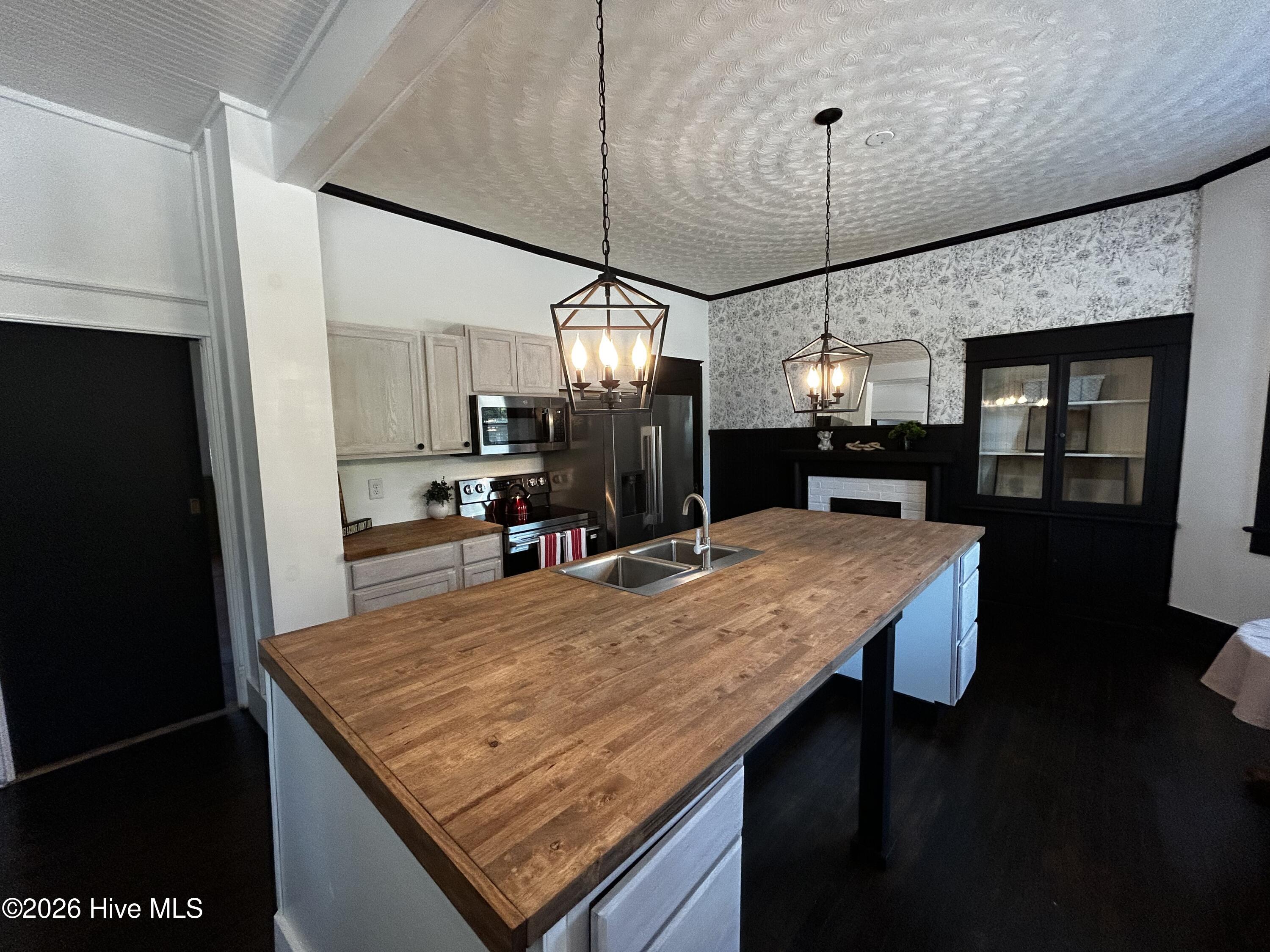 541 Roanoke Avenue Property Photo 17