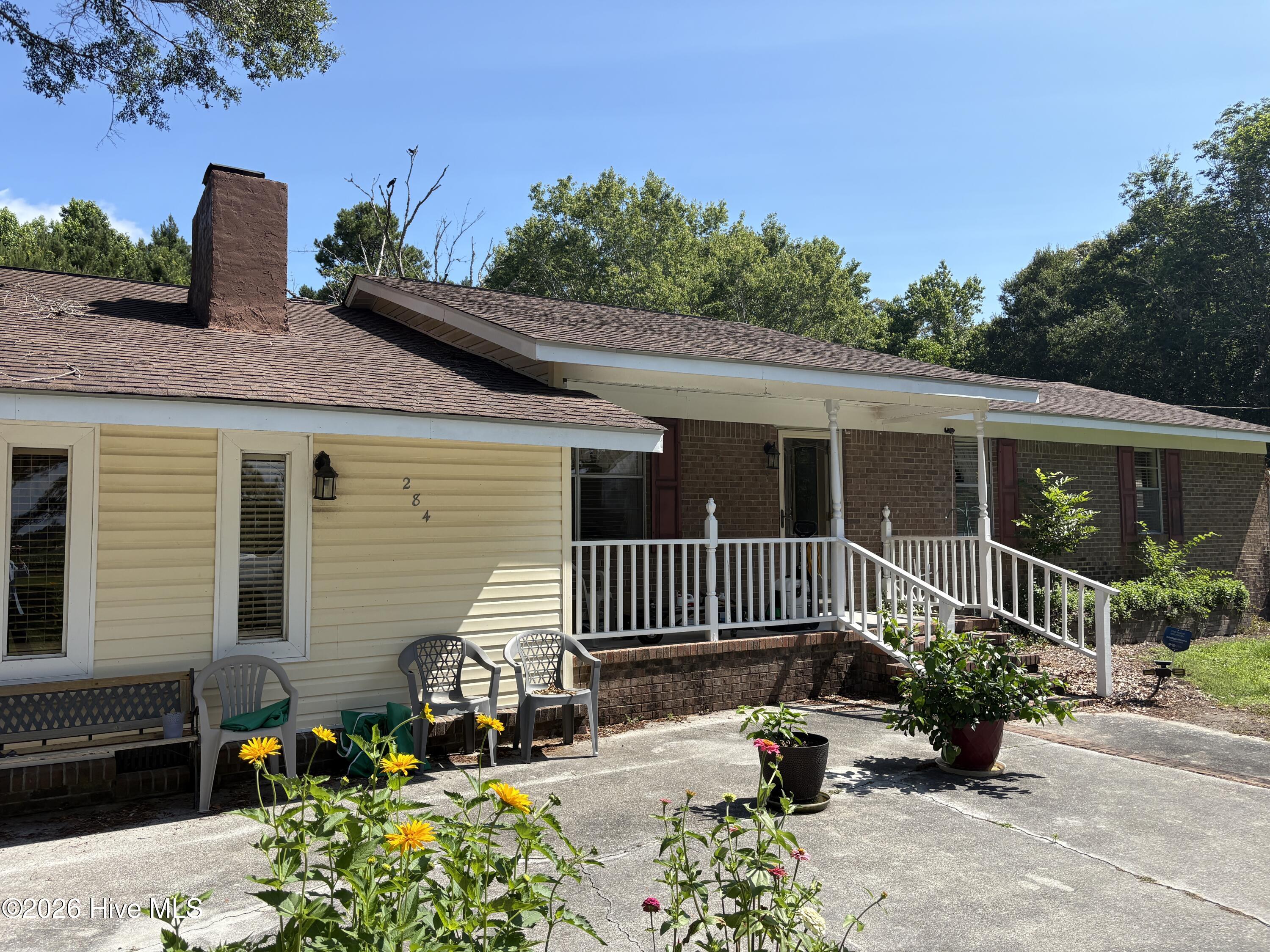 284 Laurel Road Property Photo 1