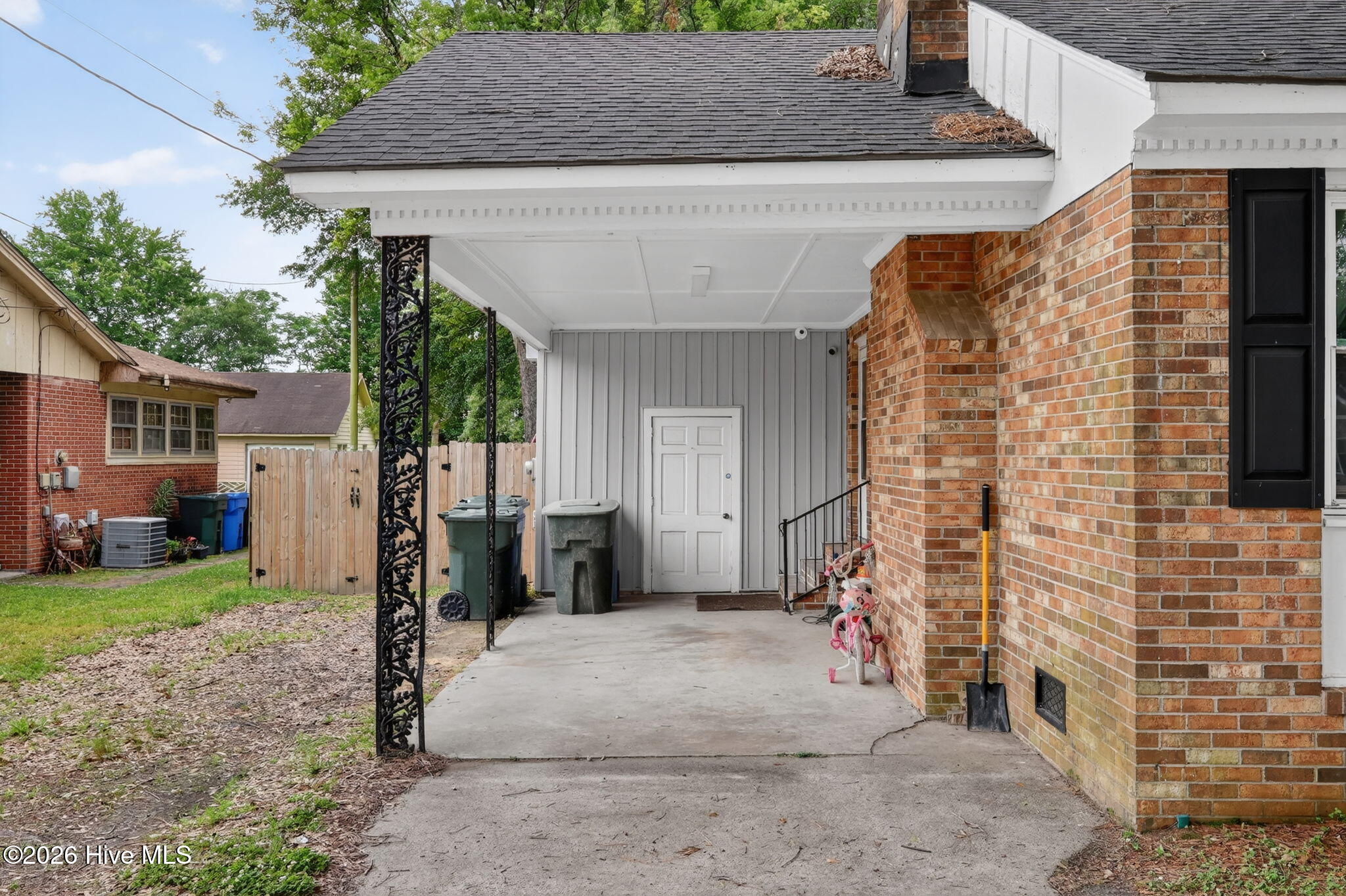 2208 Imperial Avenue E Property Photo 5