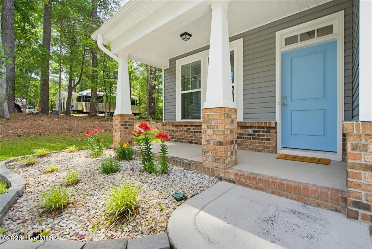 598 E L Ives Drive Property Photo 2