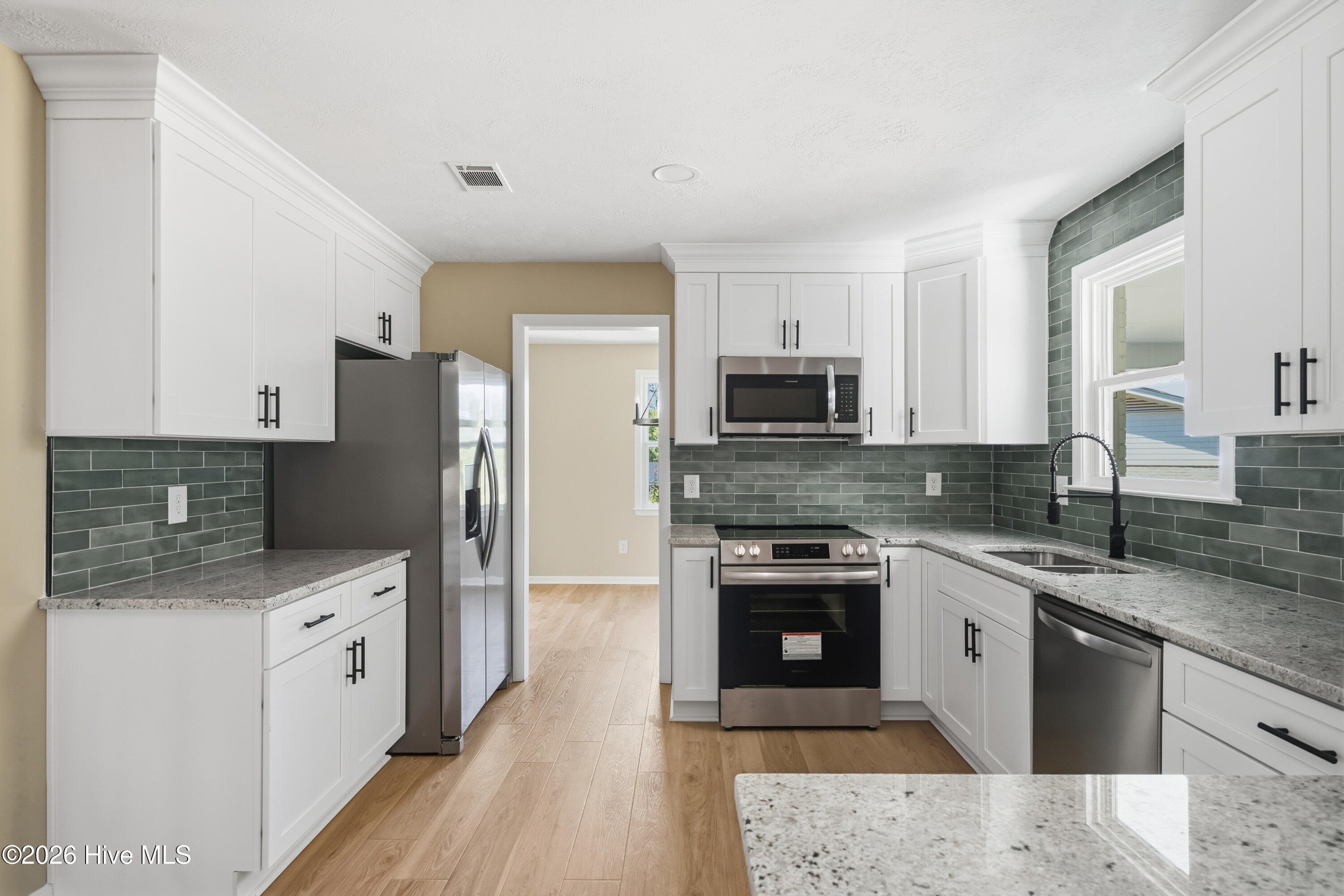 825 Brookfield Parkway Property Photo 4