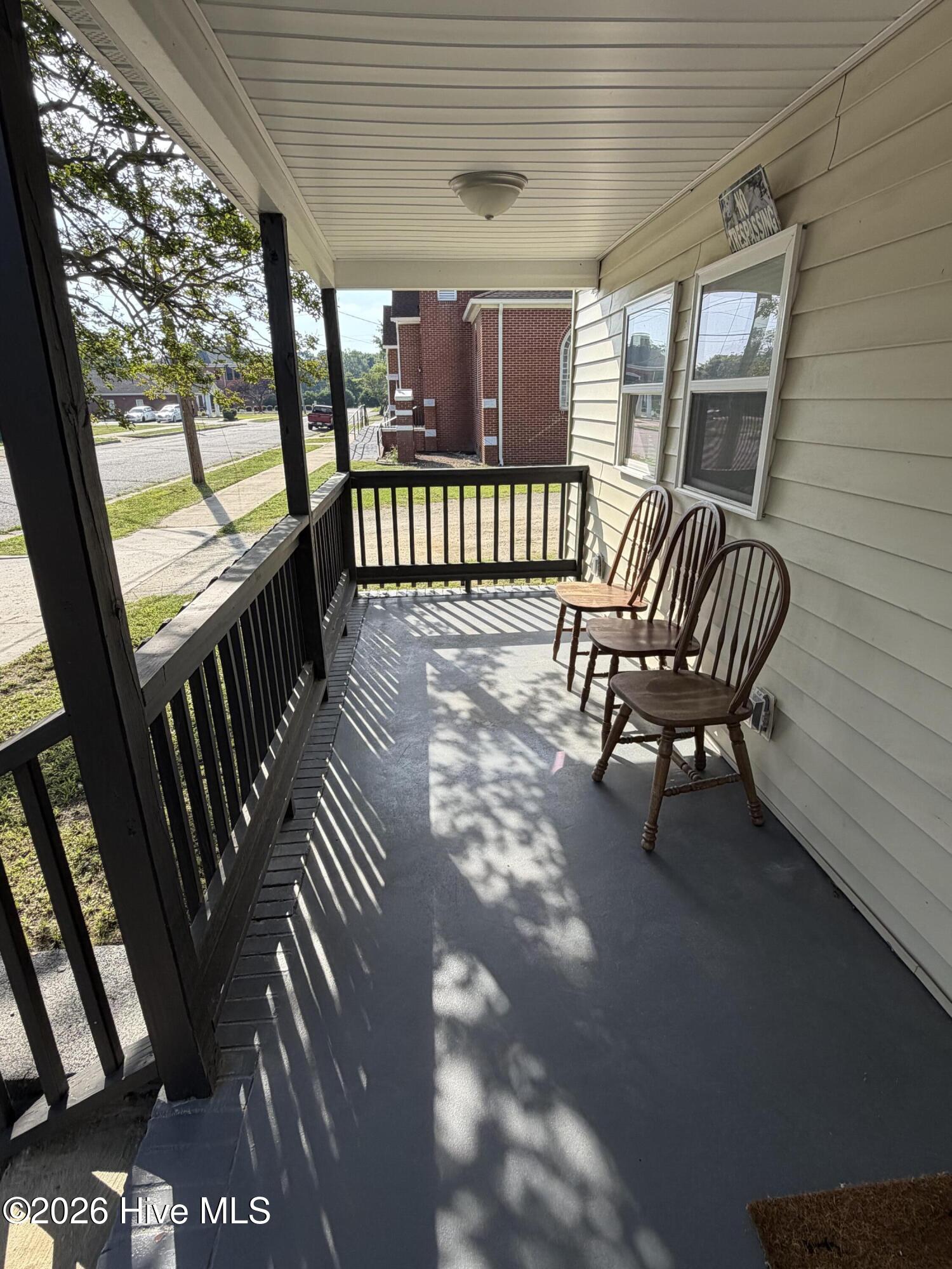 204 E Oak Street Property Photo 4