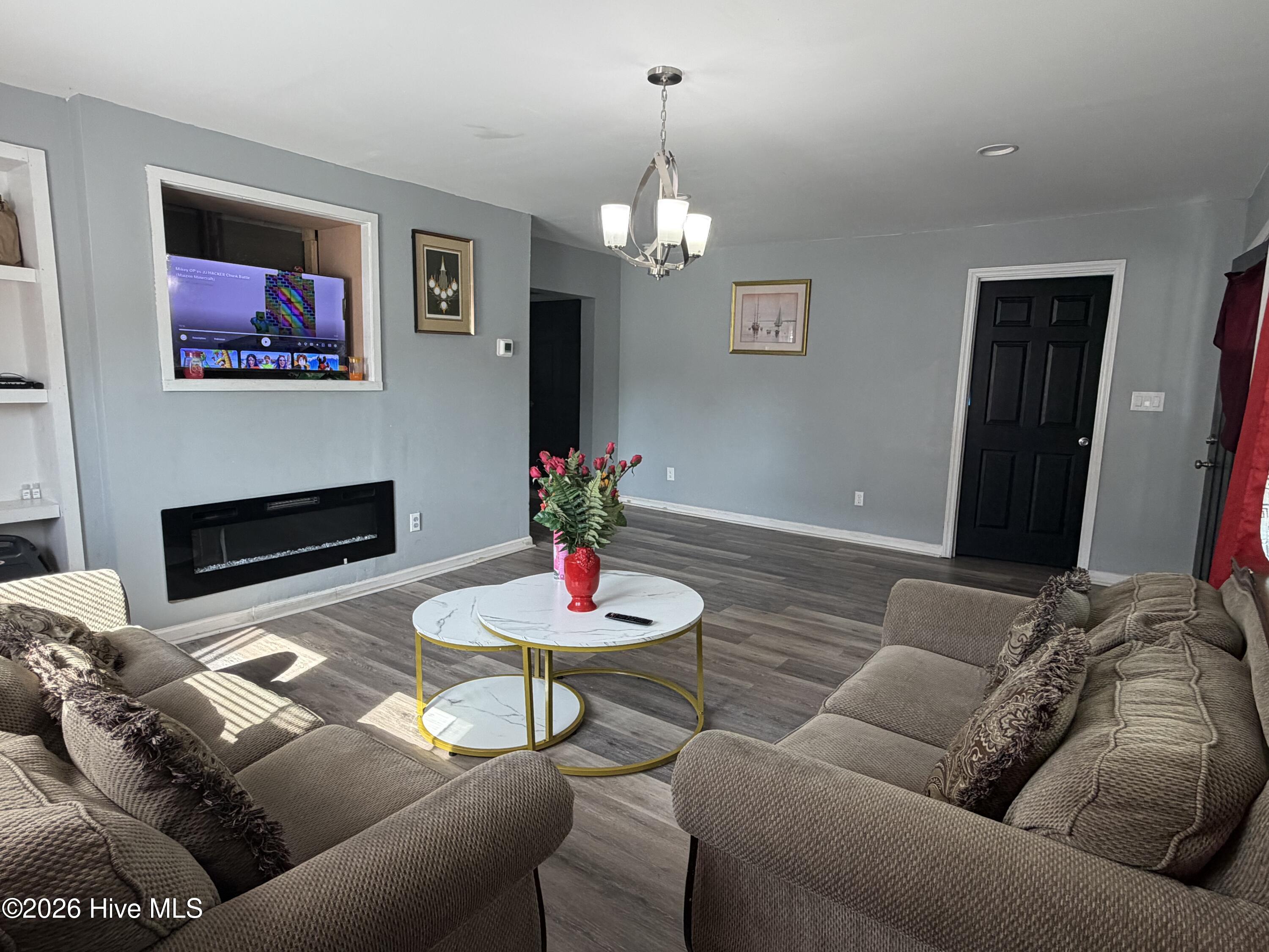 204 E Oak Street Property Photo 6
