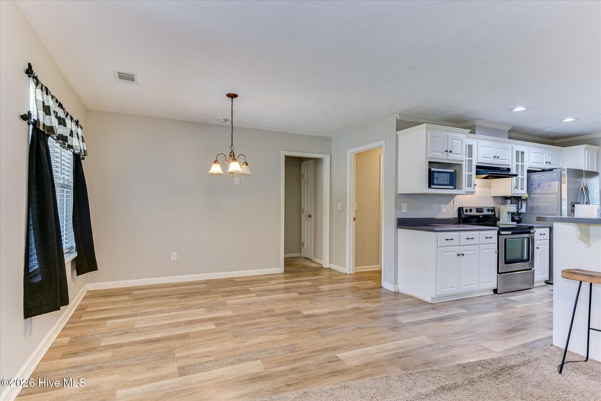 736 Cannock Loop Property Photo 14