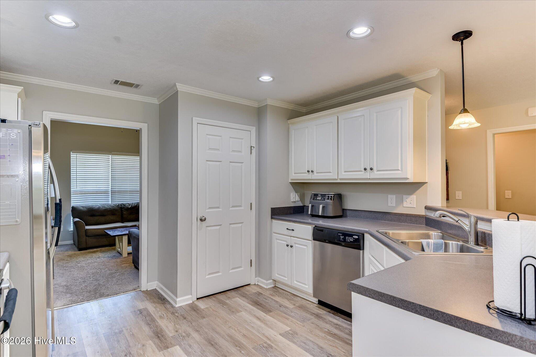 736 Cannock Loop Property Photo 18