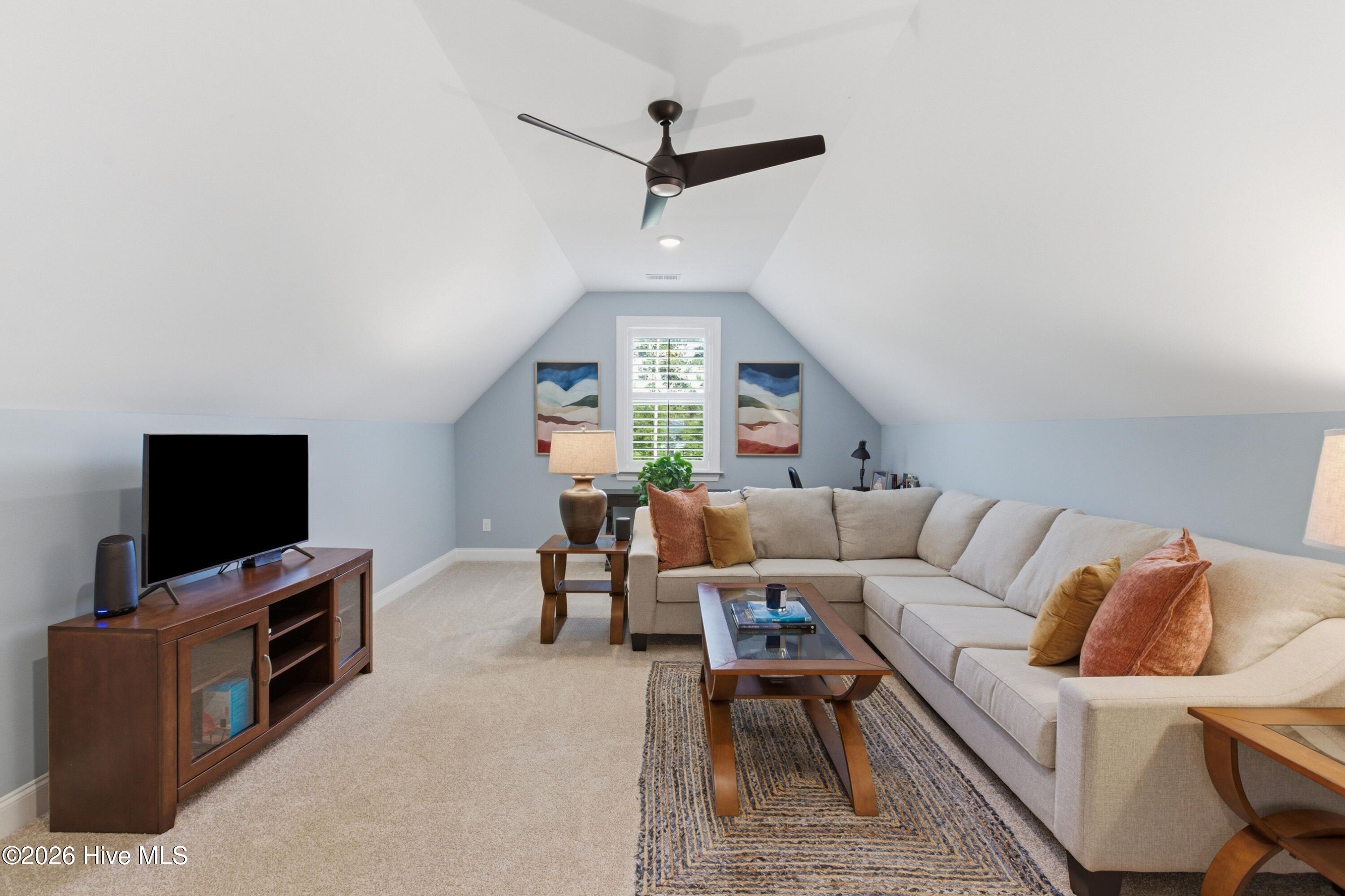 194 Hampton Court Property Photo 32