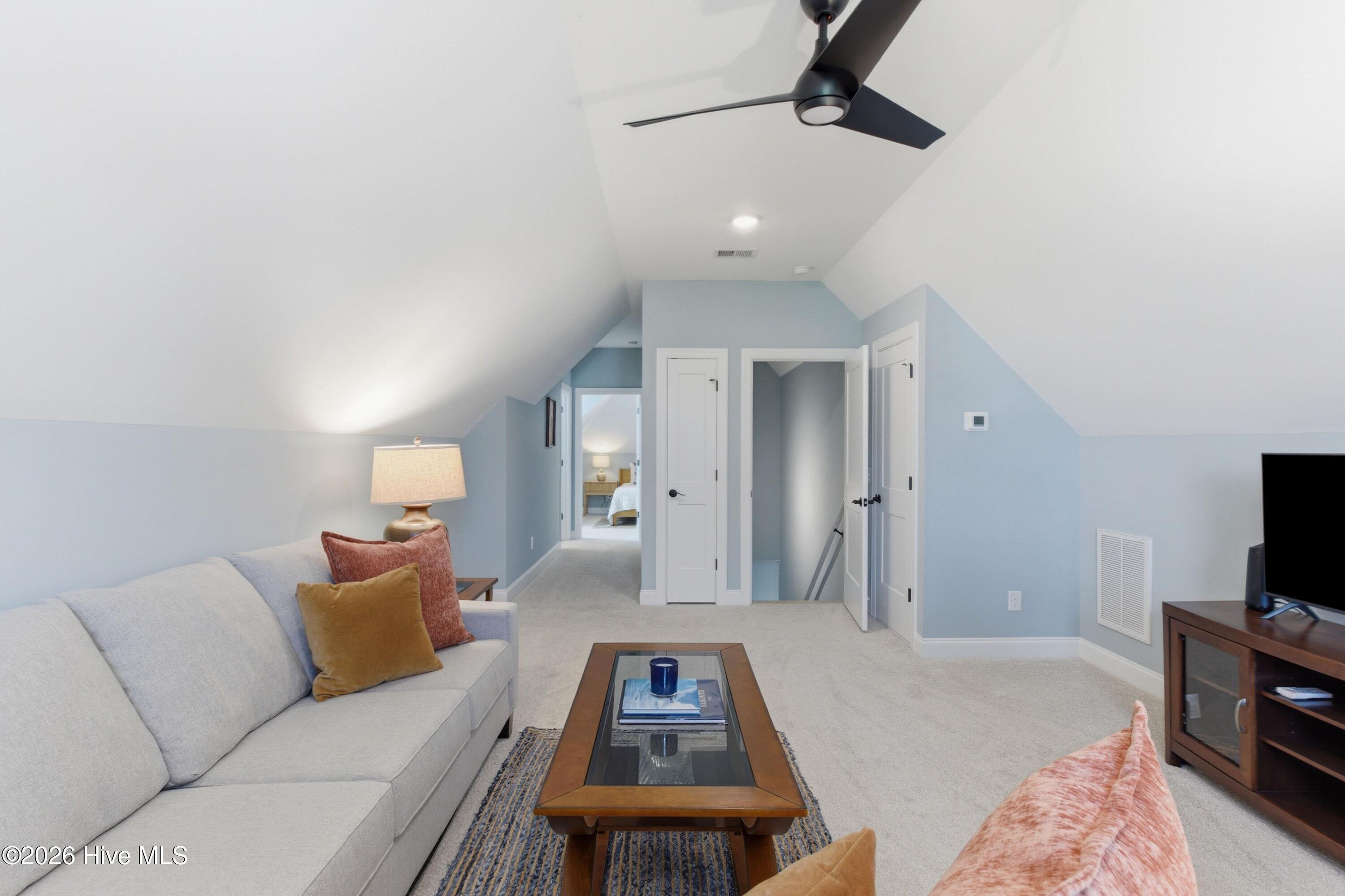 194 Hampton Court Property Photo 33