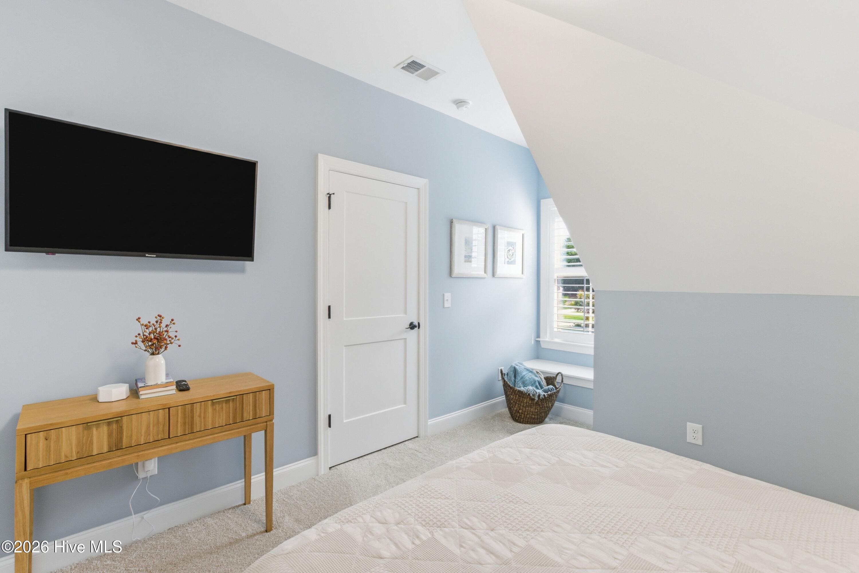 194 Hampton Court Property Photo 34