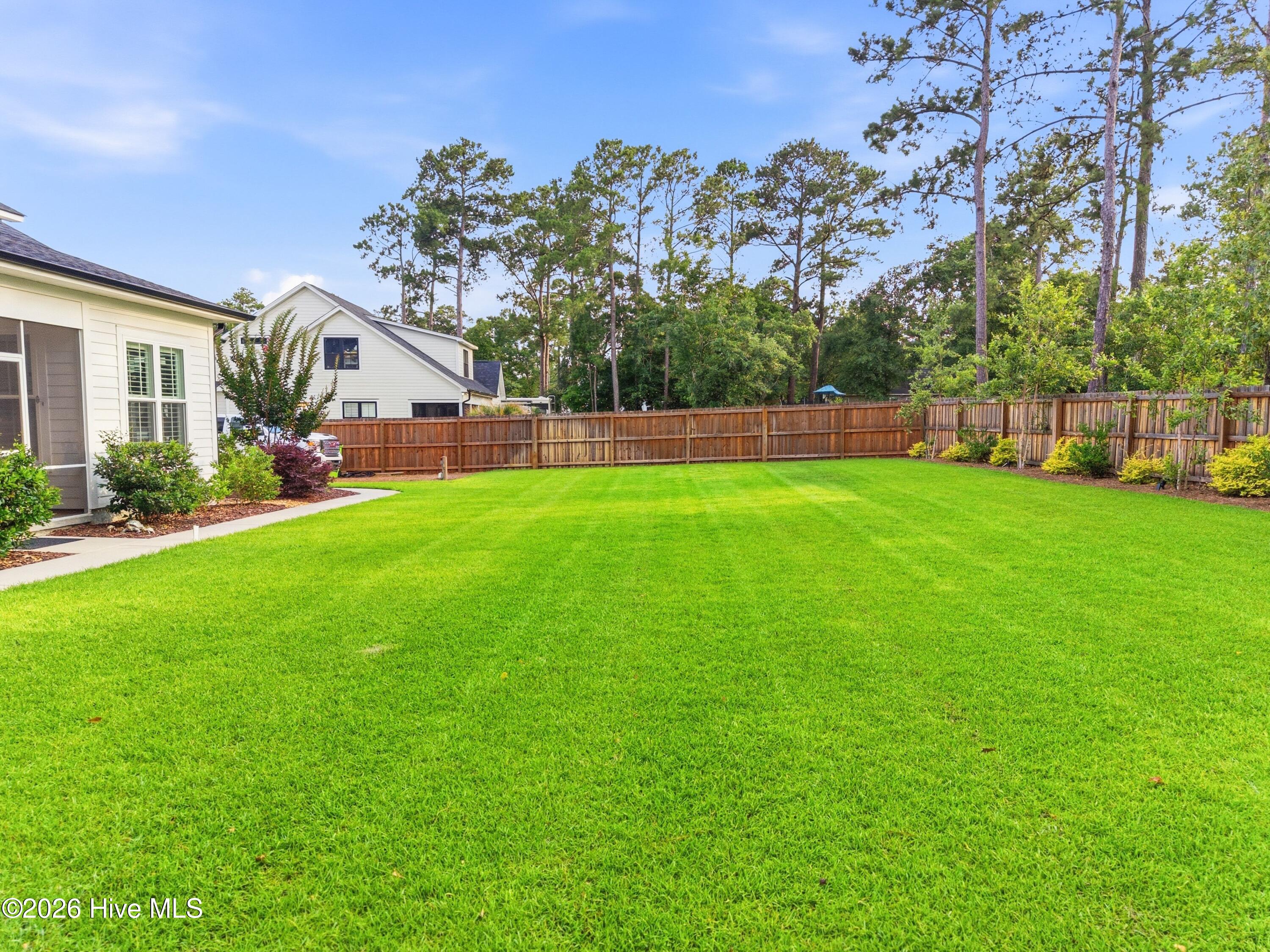 194 Hampton Court Property Photo 43
