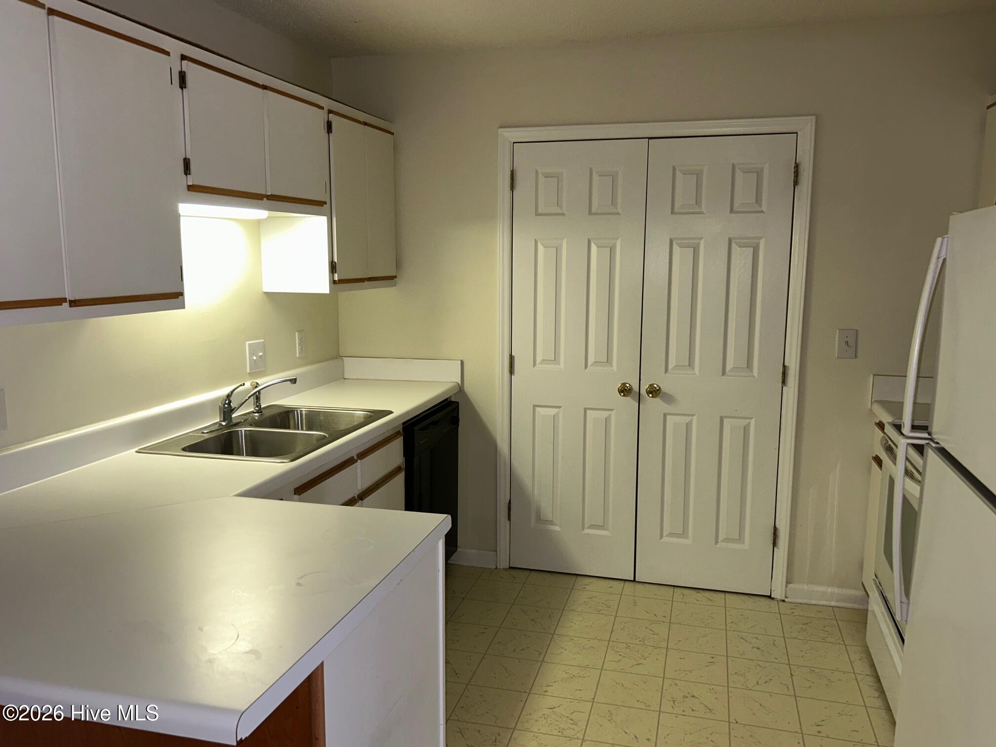 116 Breezewood Drive H Property Photo 6