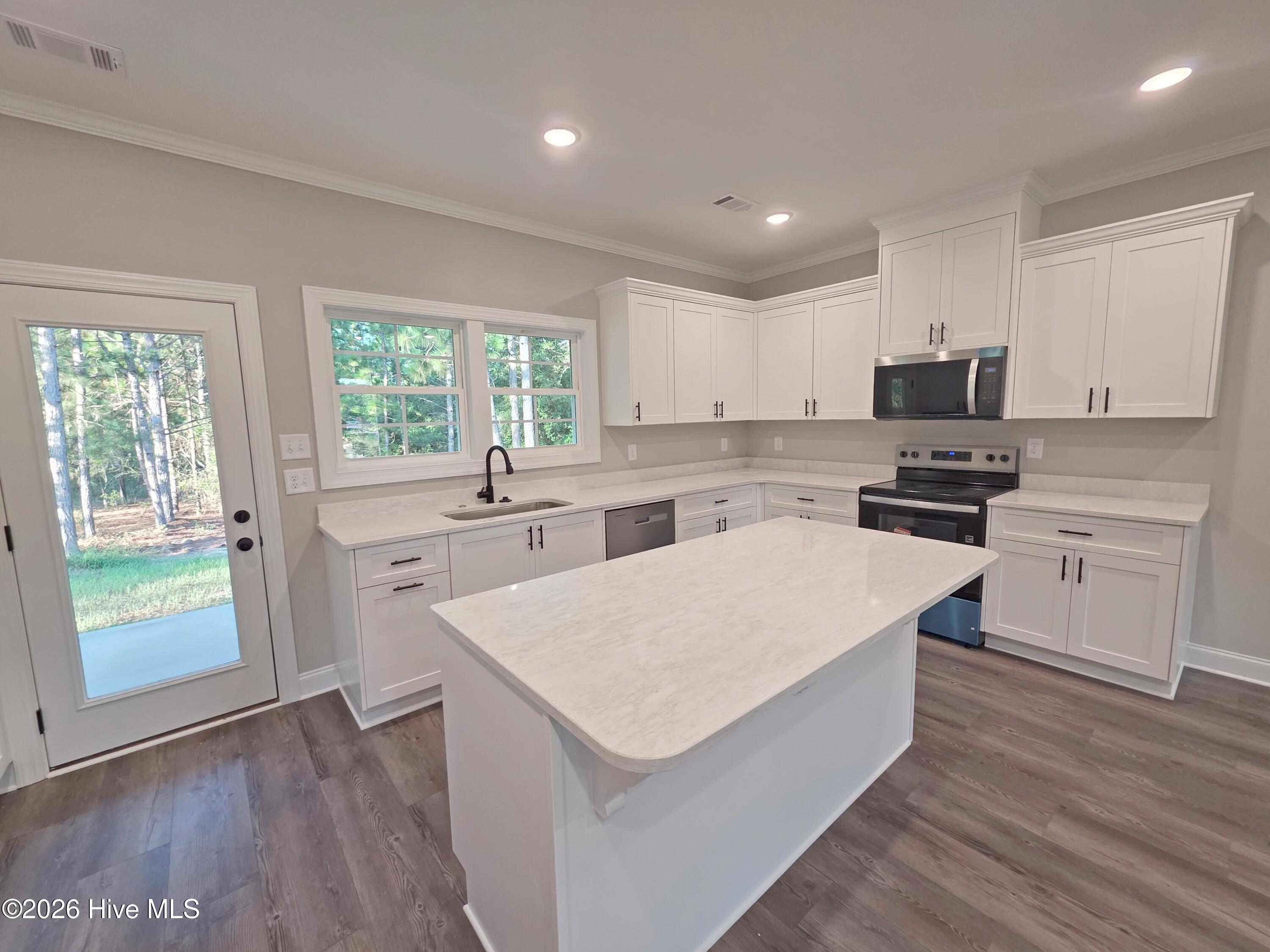 548 Hillman Street Property Photo 4