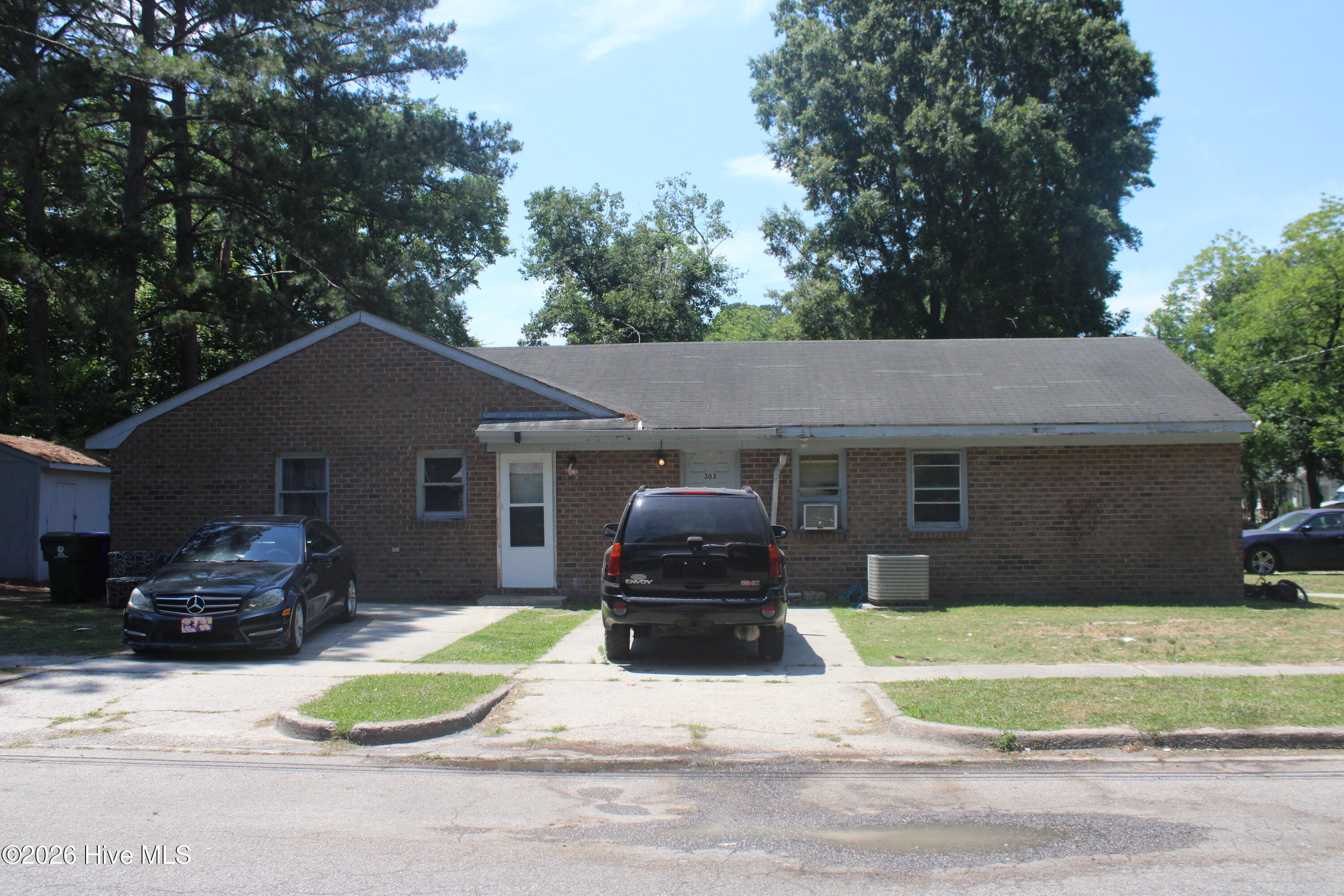 305 E Richard Street Property Photo 1