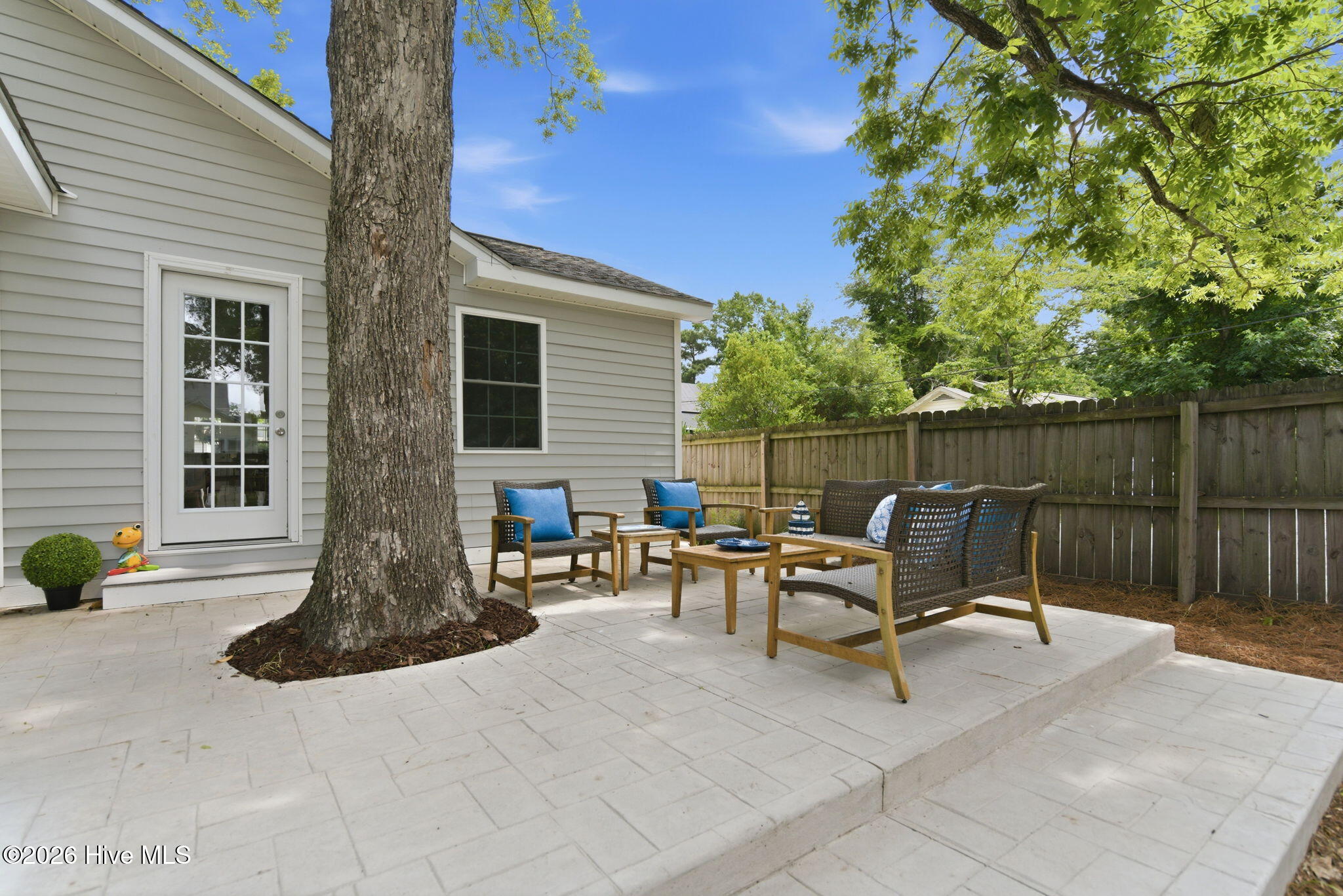 2420 Circle Street Property Photo 7