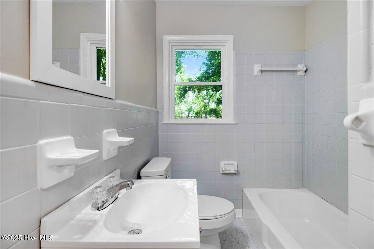 412 E 18th Street Property Photo 10