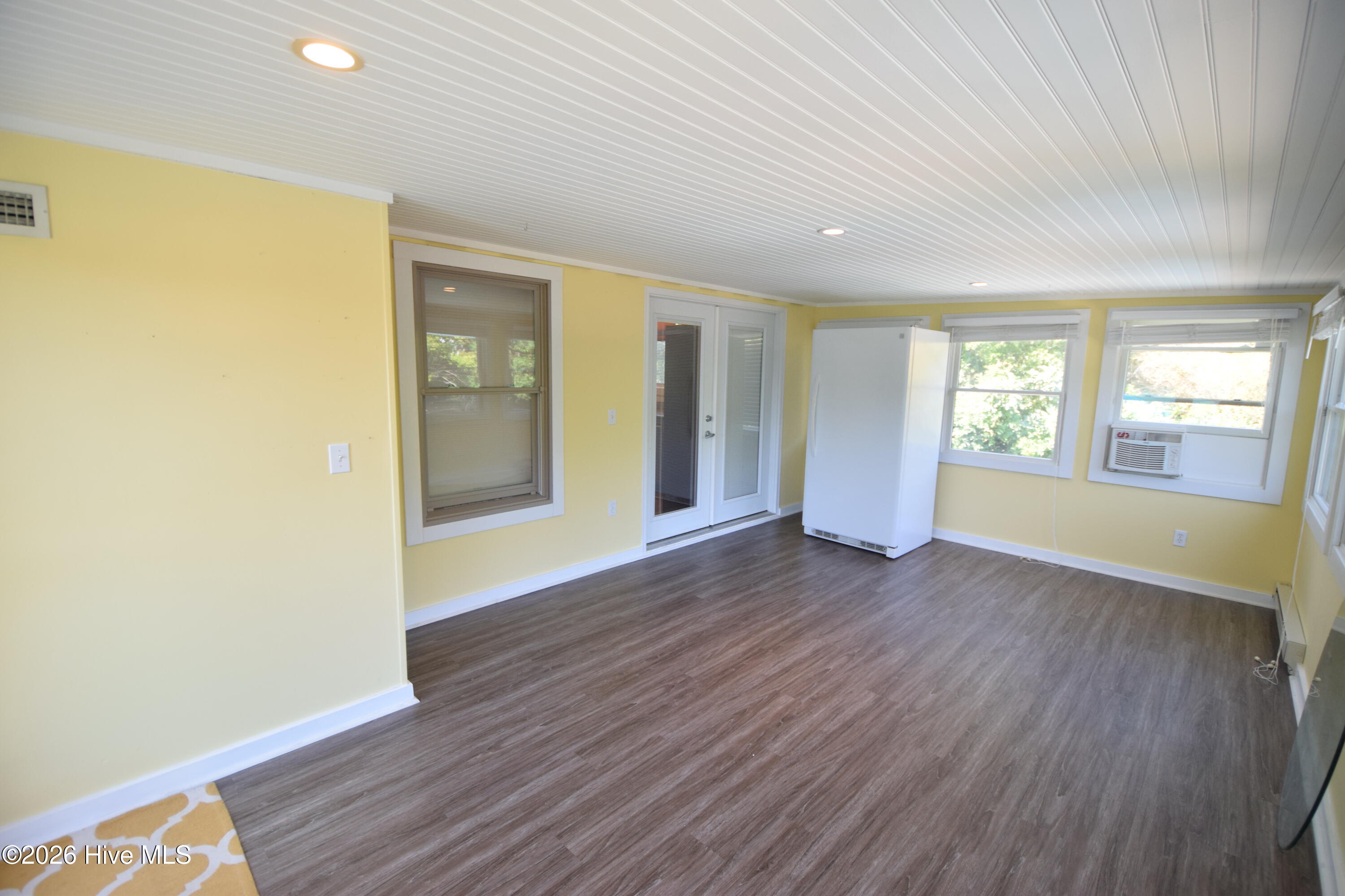 105 Captains Cove Property Photo 12