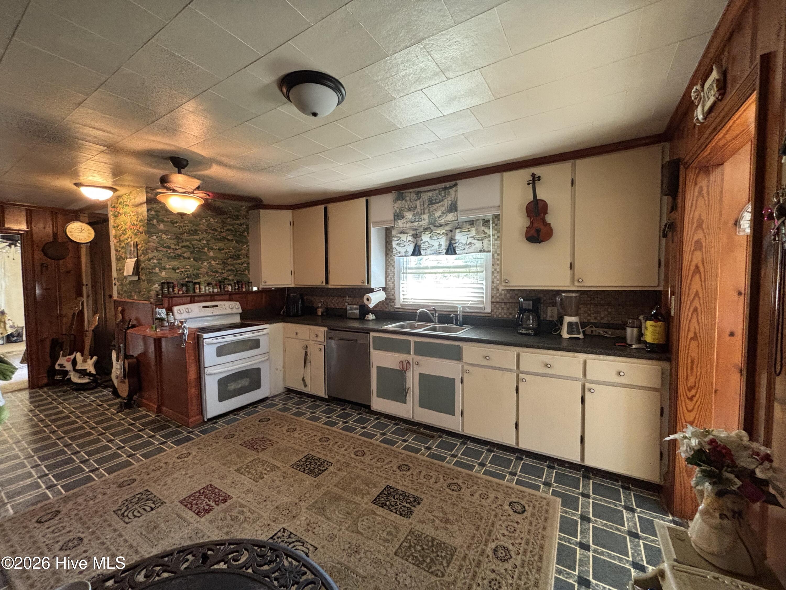 4086 Collins Drive Property Photo 12