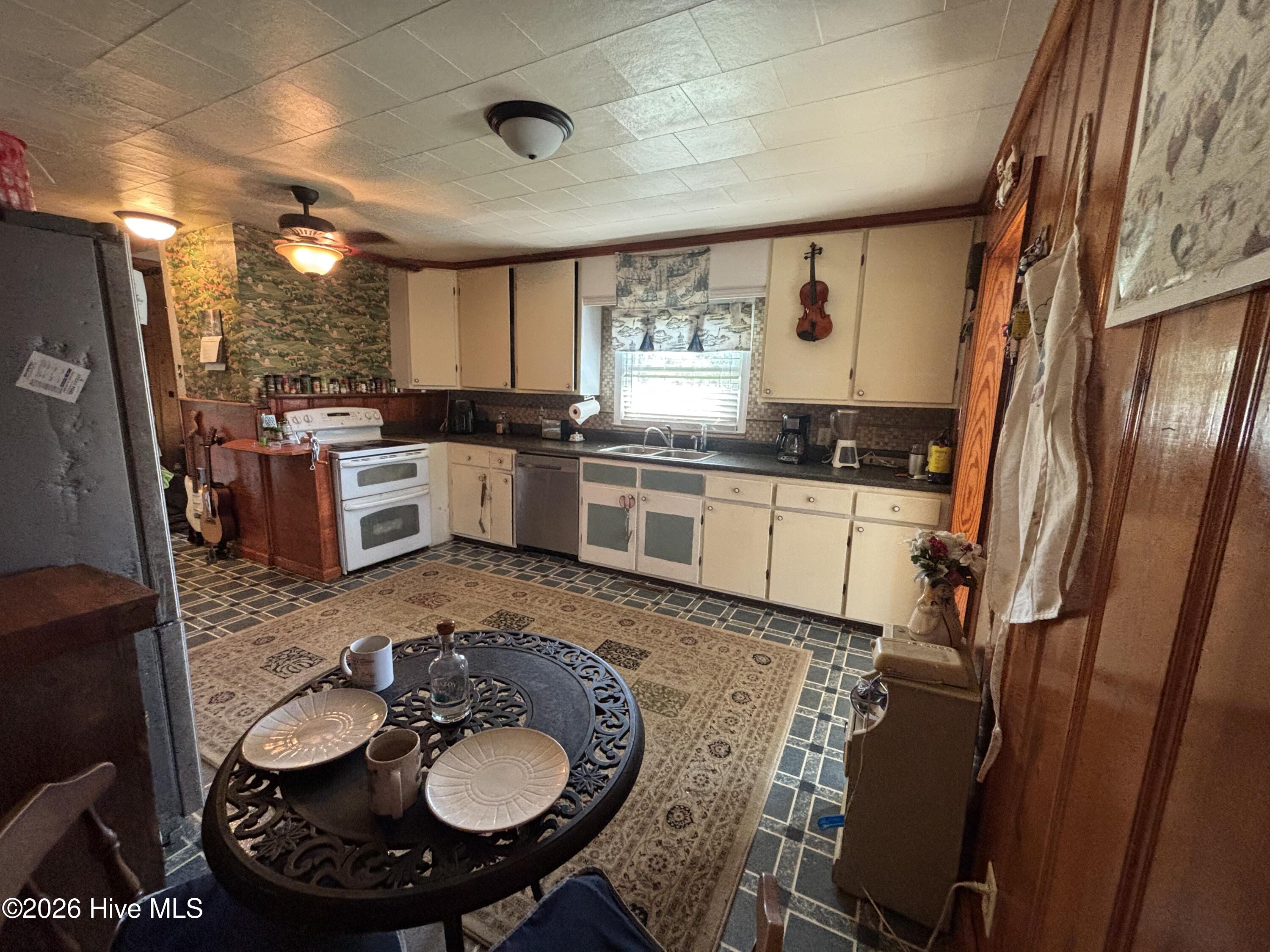 4086 Collins Drive Property Photo 13