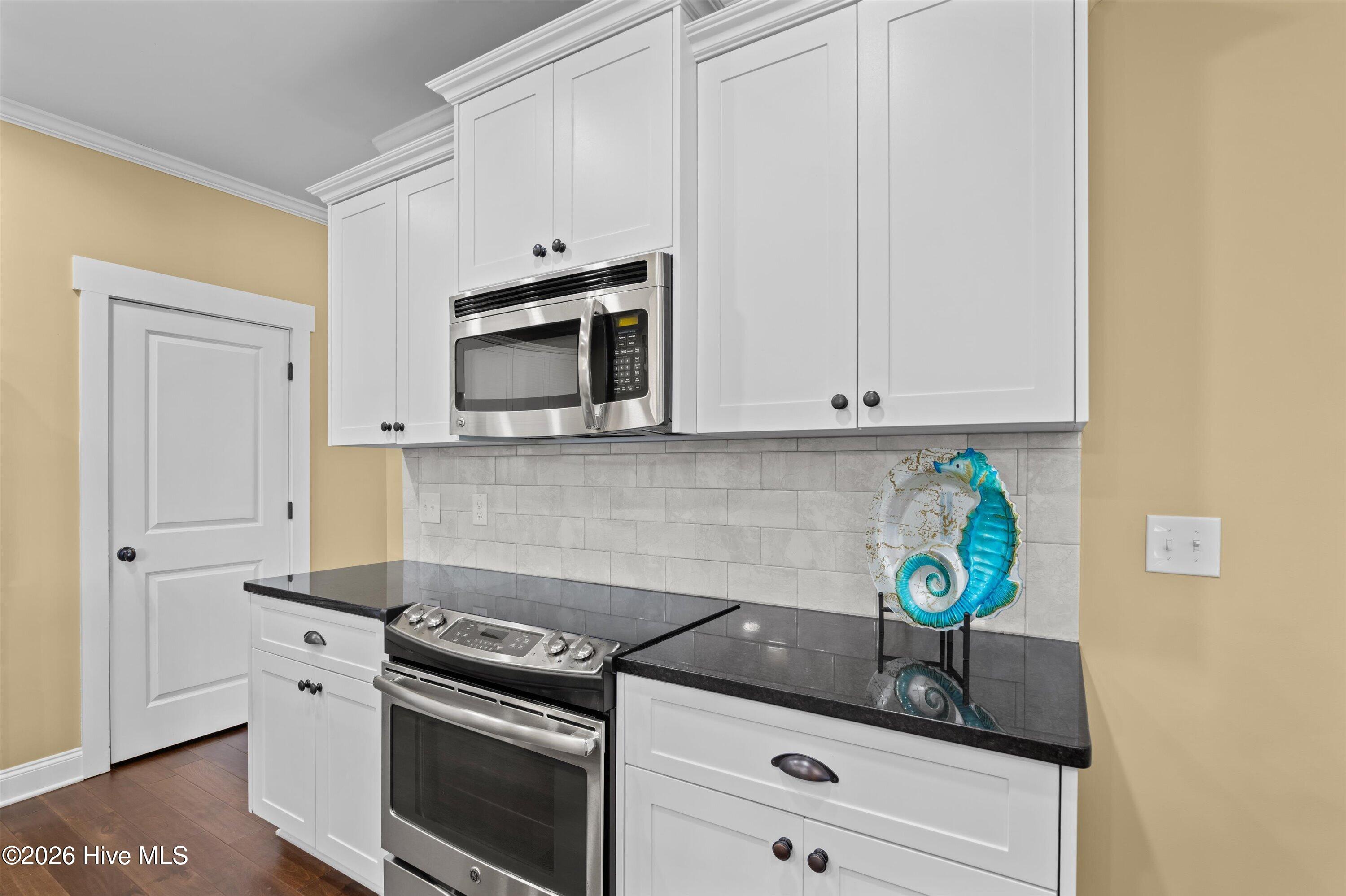3933 Berkshire Way Property Photo 37