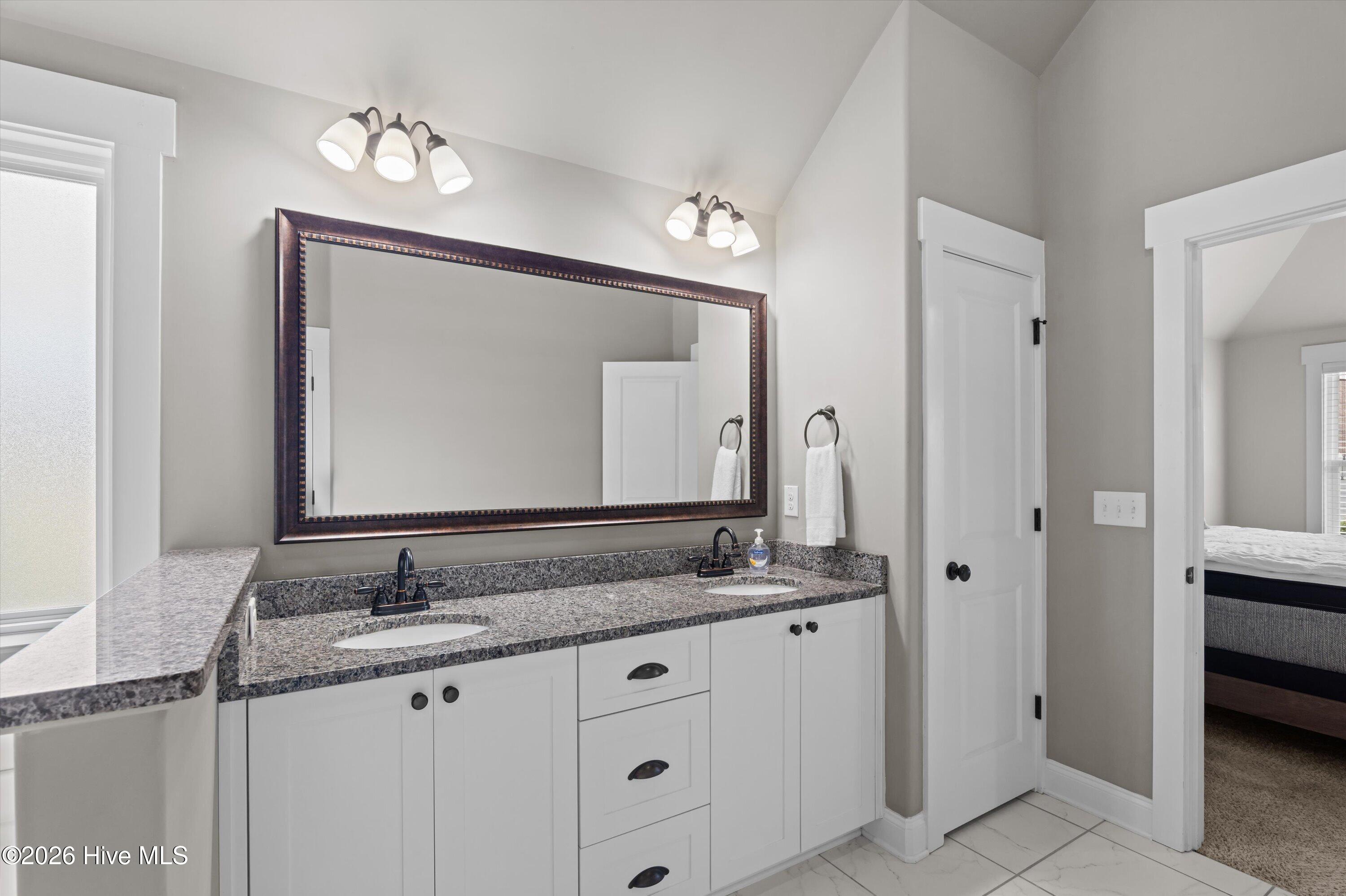 3933 Berkshire Way Property Photo 58