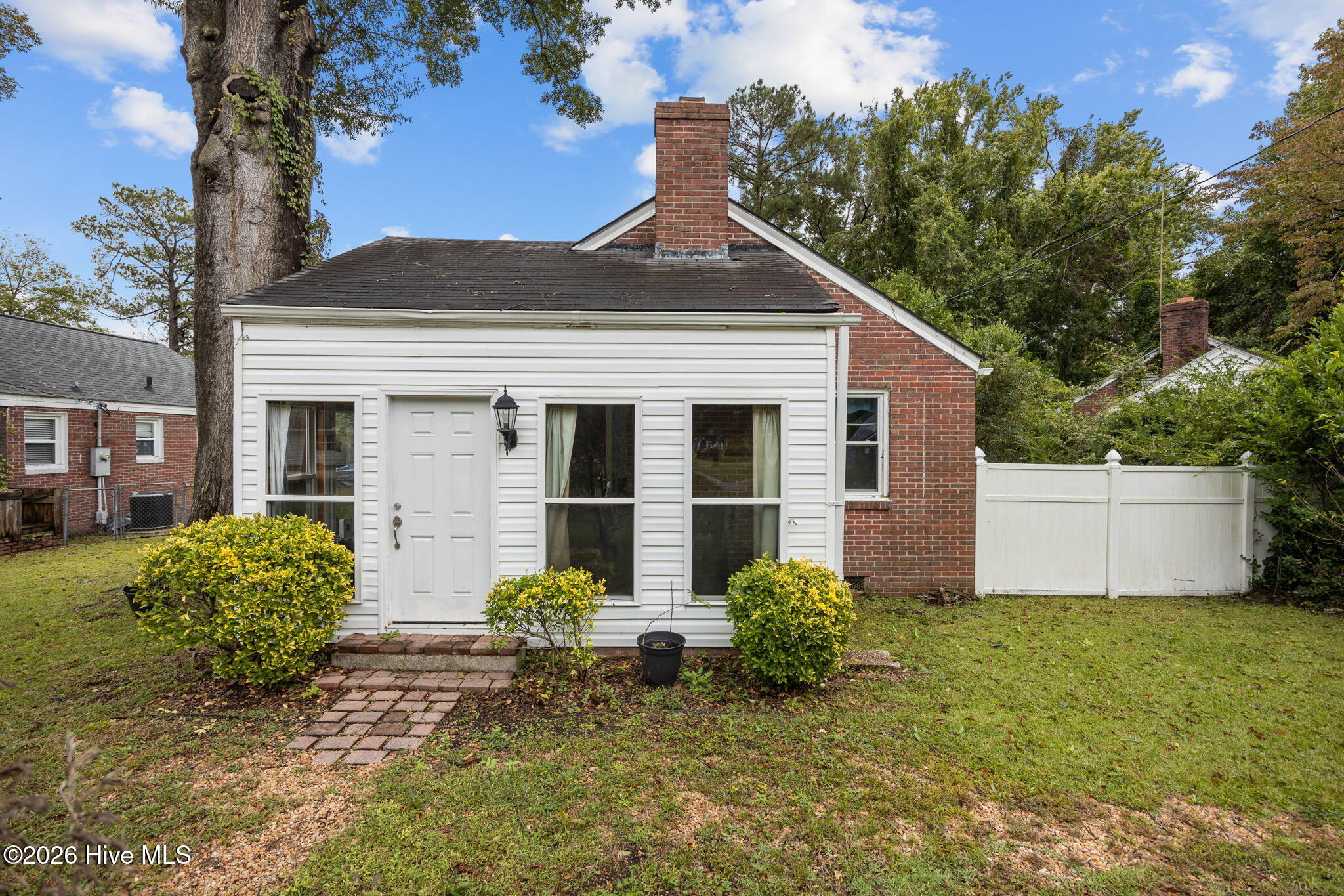 1607 Oakwood Avenue Property Photo 1