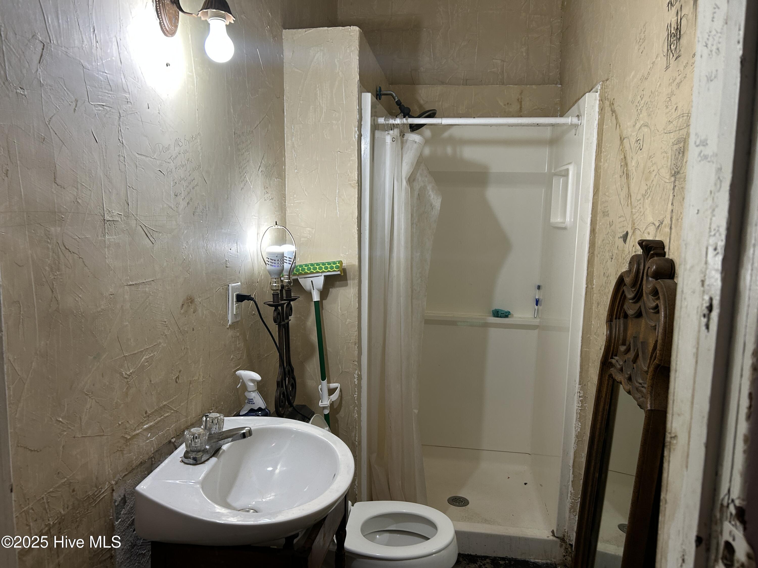 211 E Elm Street Property Photo 3