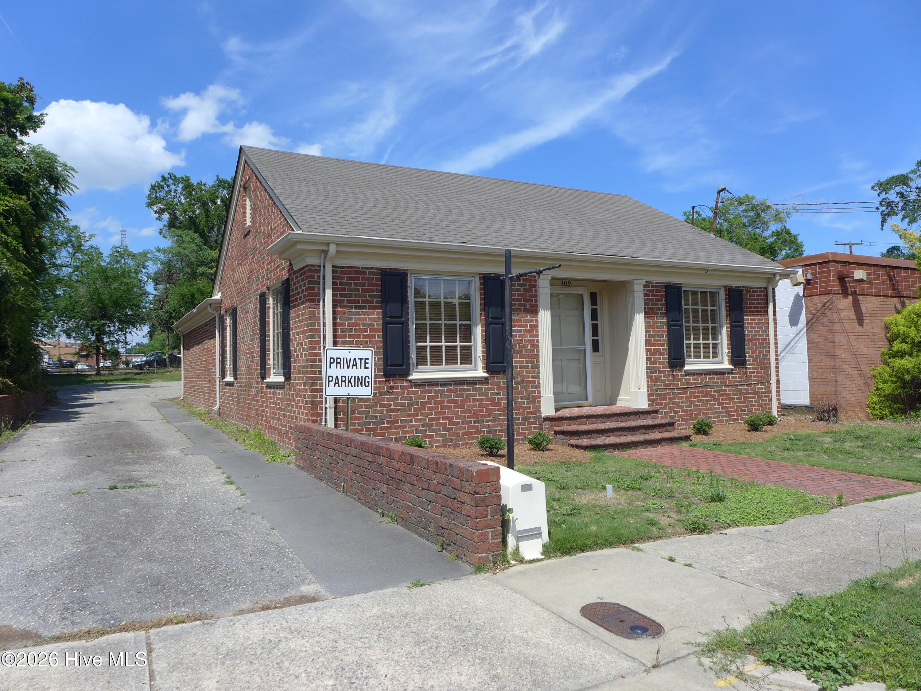 309 E Walnut Street Property Photo 2