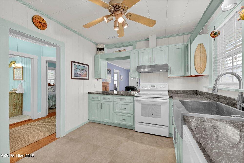10 E Henderson Street E Property Photo 17